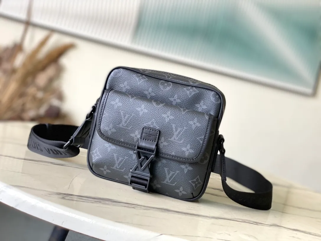 💰1020 Top original order M12518 This Getaway messenger bag has the delicate Monogram embossing of Monogram Shadow leather, and its compact configuration allows for easy conversion between a messenger bag and a clutch. The front flap pocket is equipped with an LV metal buckle, and the wide adjustable fabric shoulder strap makes it easy to carry on the shoulder or cross-body. Dimensions: 18 × 17 × 7.8 cm