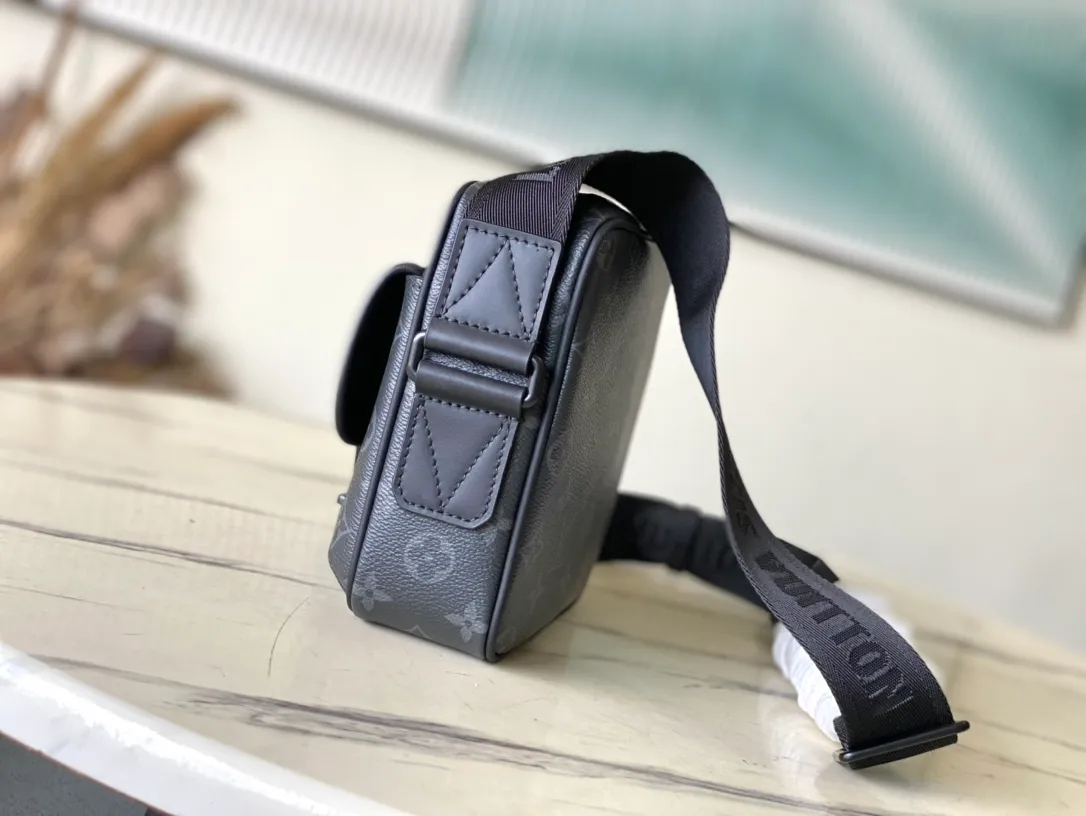 💰1020 Top original order M12518 This Getaway messenger bag has the delicate Monogram embossing of Monogram Shadow leather, and its compact configuration allows for easy conversion between a messenger bag and a clutch. The front flap pocket is equipped with an LV metal buckle, and the wide adjustable fabric shoulder strap makes it easy to carry on the shoulder or cross-body. Dimensions: 18 × 17 × 7.8 cm