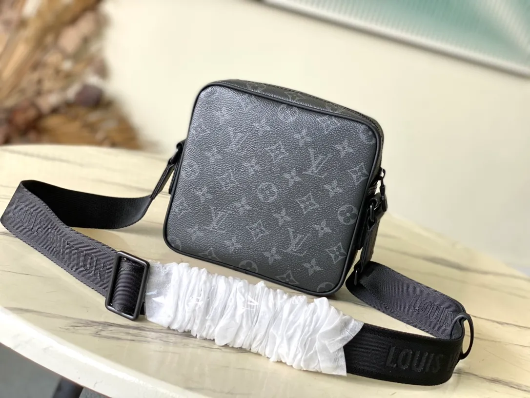 💰1020 Top original order M12518 This Getaway messenger bag has the delicate Monogram embossing of Monogram Shadow leather, and its compact configuration allows for easy conversion between a messenger bag and a clutch. The front flap pocket is equipped with an LV metal buckle, and the wide adjustable fabric shoulder strap makes it easy to carry on the shoulder or cross-body. Dimensions: 18 × 17 × 7.8 cm