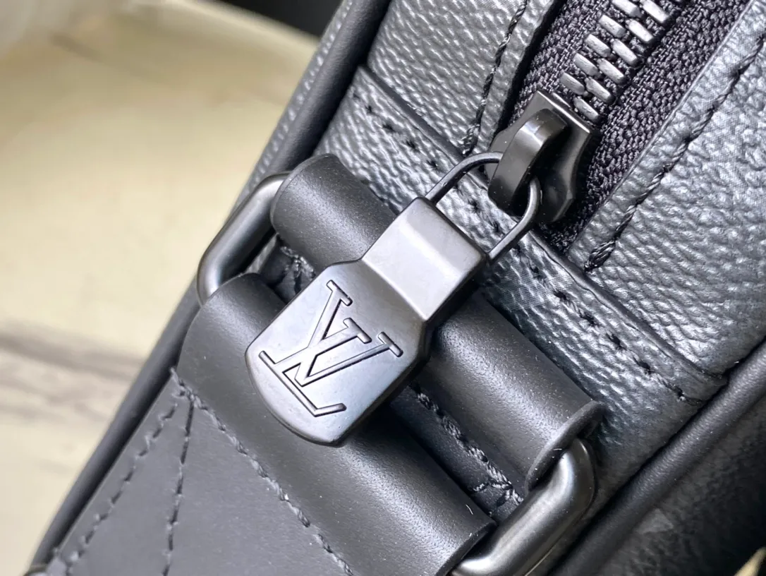 💰1020 Top original order M12518 This Getaway messenger bag has the delicate Monogram embossing of Monogram Shadow leather, and its compact configuration allows for easy conversion between a messenger bag and a clutch. The front flap pocket is equipped with an LV metal buckle, and the wide adjustable fabric shoulder strap makes it easy to carry on the shoulder or cross-body. Dimensions: 18 × 17 × 7.8 cm