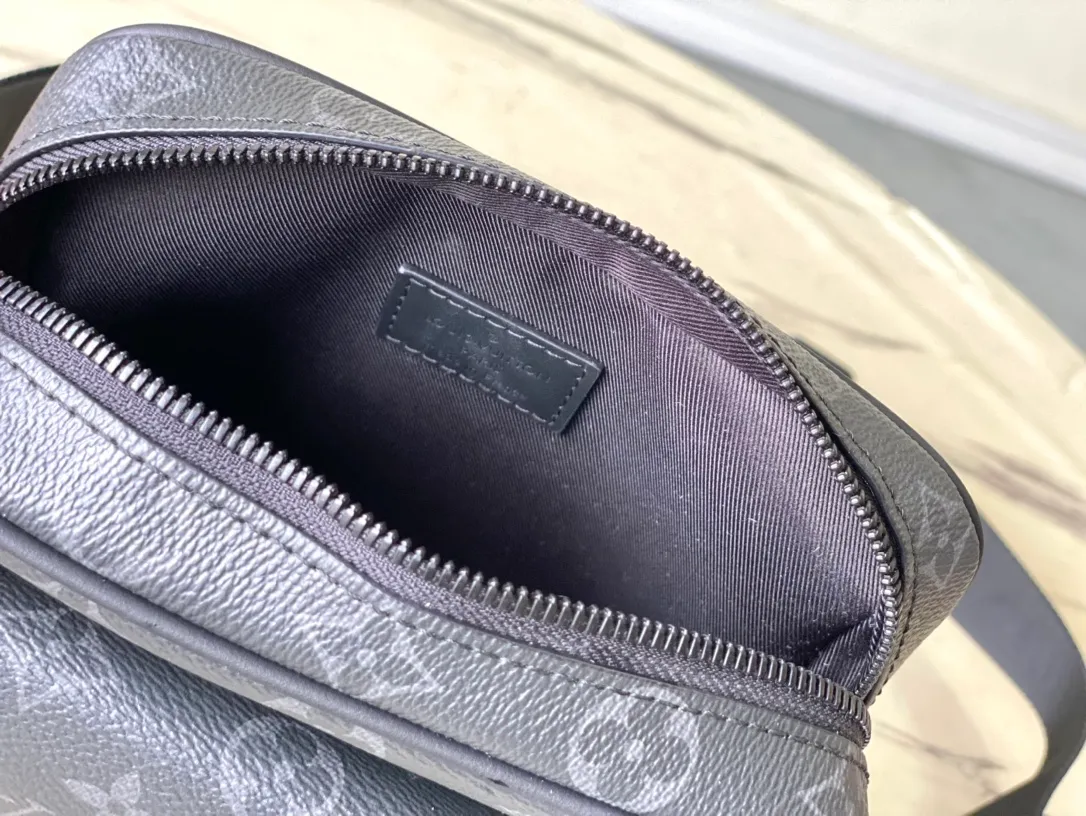 💰1020 Top original order M12518 This Getaway messenger bag has the delicate Monogram embossing of Monogram Shadow leather, and its compact configuration allows for easy conversion between a messenger bag and a clutch. The front flap pocket is equipped with an LV metal buckle, and the wide adjustable fabric shoulder strap makes it easy to carry on the shoulder or cross-body. Dimensions: 18 × 17 × 7.8 cm