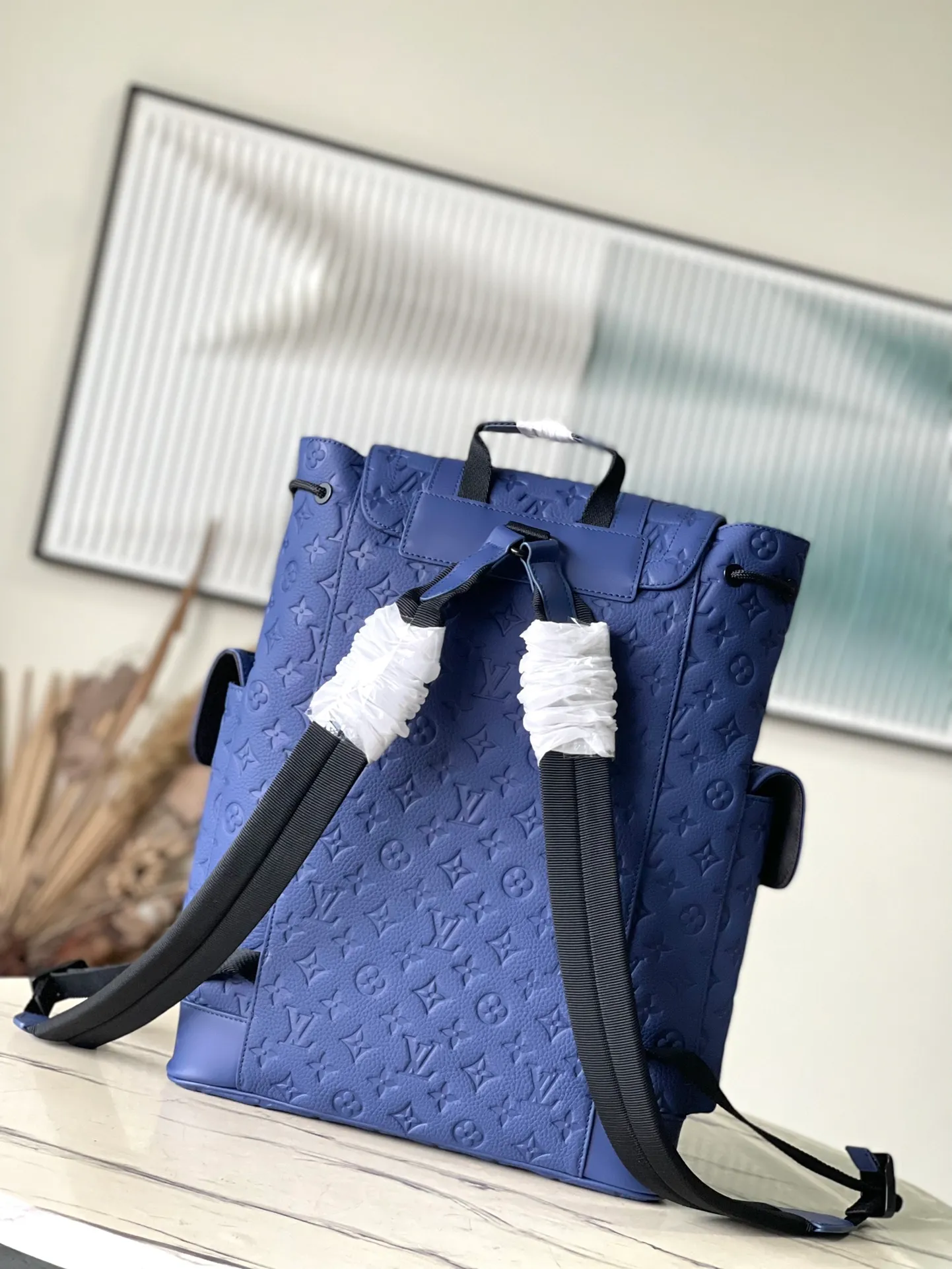 💰1340 (top-grain leather) top original order M11688 This Christopher medium backpack is made of grained Taurllon cow leather with Monogram pattern embossed, and it is closed with snap buttons and drawstrings for secure storage. The spacious interior has a tablet pocket, and the side pockets are designed with functionality in mind. Dimensions: 38 × 44 × 12.5 cm