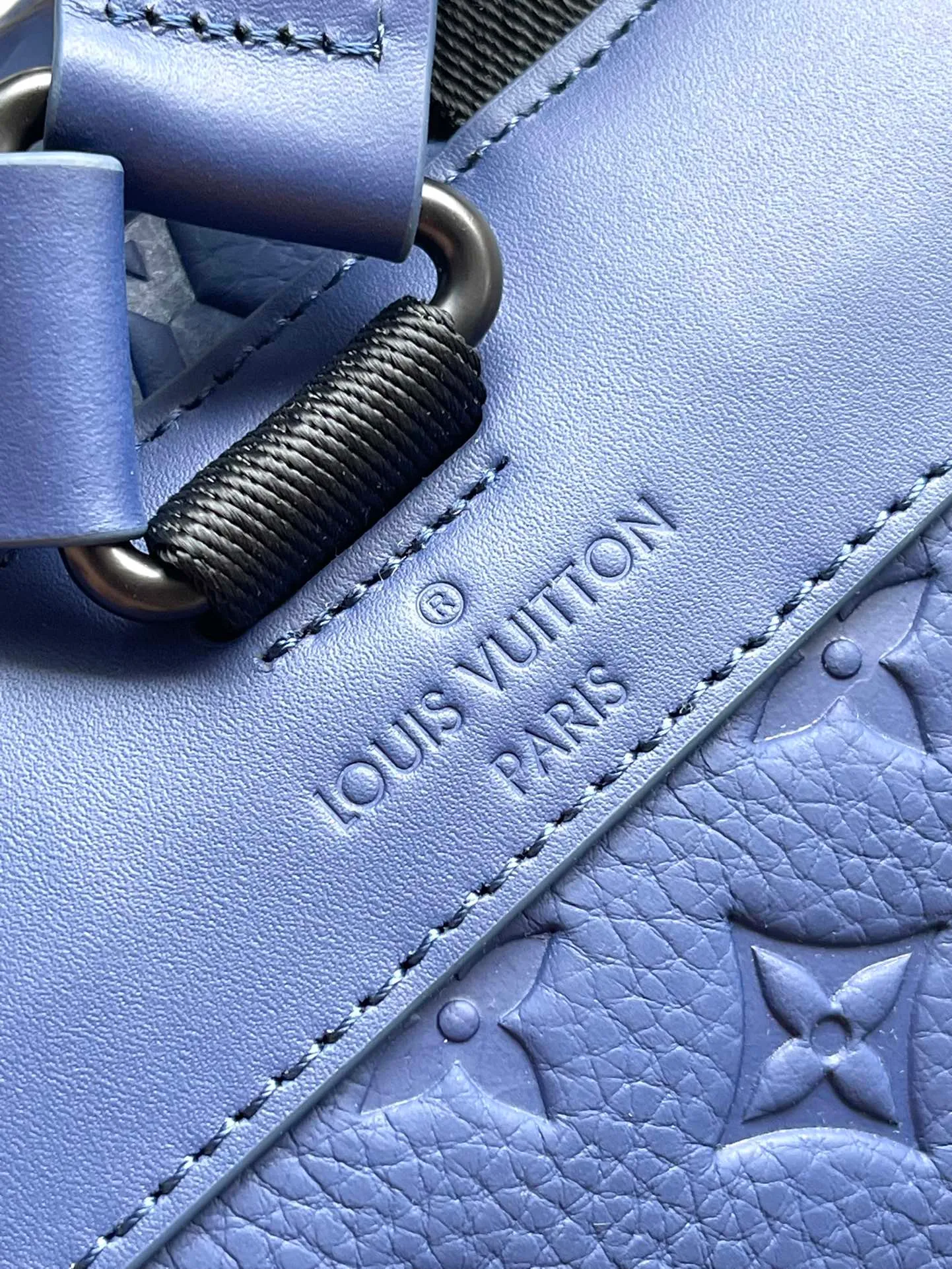 💰1340 (top-grain leather) top original order M11688 This Christopher medium backpack is made of grained Taurllon cow leather with Monogram pattern embossed, and it is closed with snap buttons and drawstrings for secure storage. The spacious interior has a tablet pocket, and the side pockets are designed with functionality in mind. Dimensions: 38 × 44 × 12.5 cm