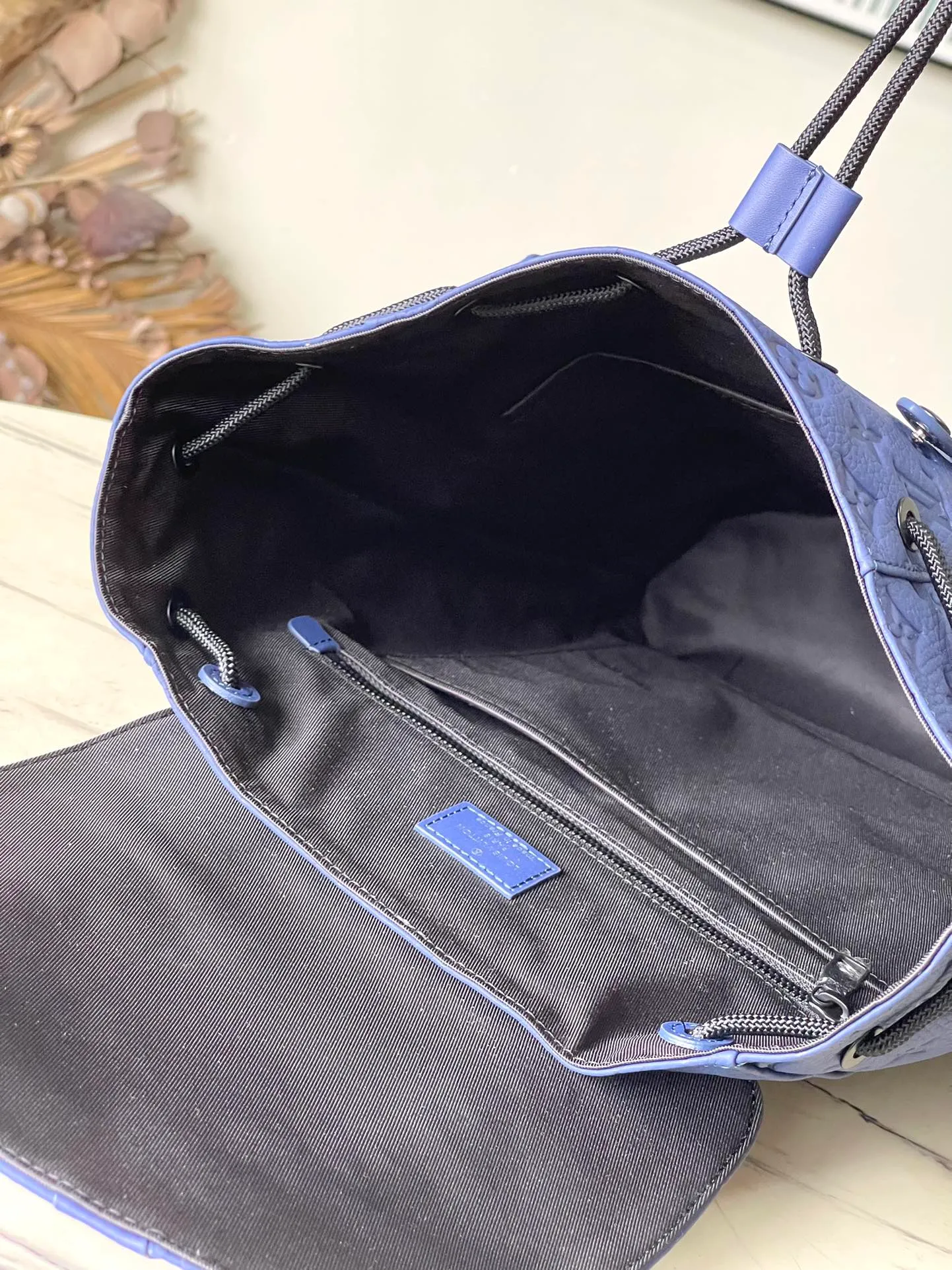 💰1340 (top-grain leather) top original order M11688 This Christopher medium backpack is made of grained Taurllon cow leather with Monogram pattern embossed, and it is closed with snap buttons and drawstrings for secure storage. The spacious interior has a tablet pocket, and the side pockets are designed with functionality in mind. Dimensions: 38 × 44 × 12.5 cm