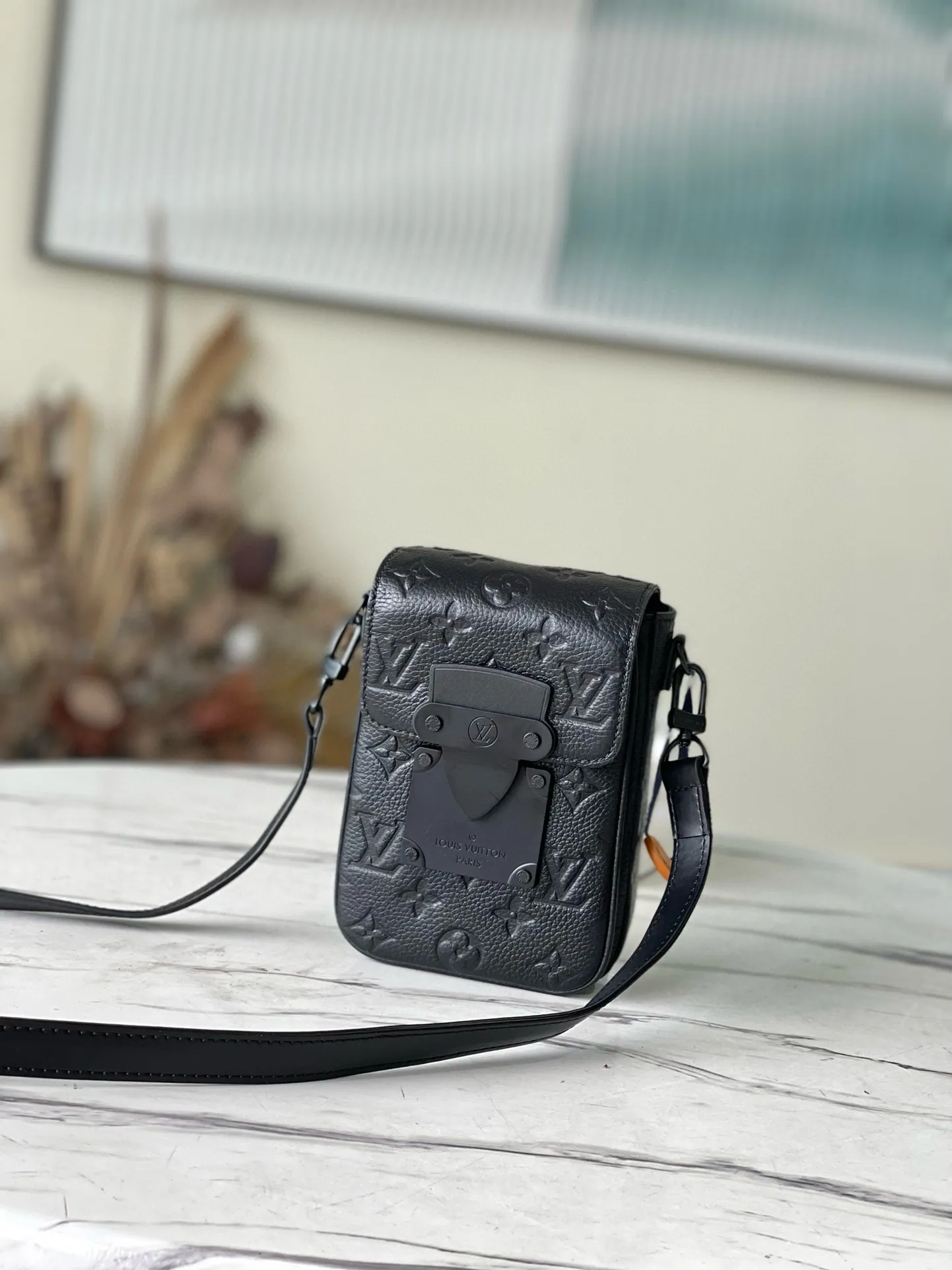💰780 (top-grain leather) top-quality original M81524 full leather. The new S-Lock Vertical Wearable wallet embosses the iconic Monogram pattern on elegant Taurillon leather, and then uses a magnetic buckle to open and close to recall the traditional hard case lock design. The compact structure can also accommodate daily needs, making it easy to carry personal items with you and making a fashion statement. Dimensions: 12 x 19 x 7 cm