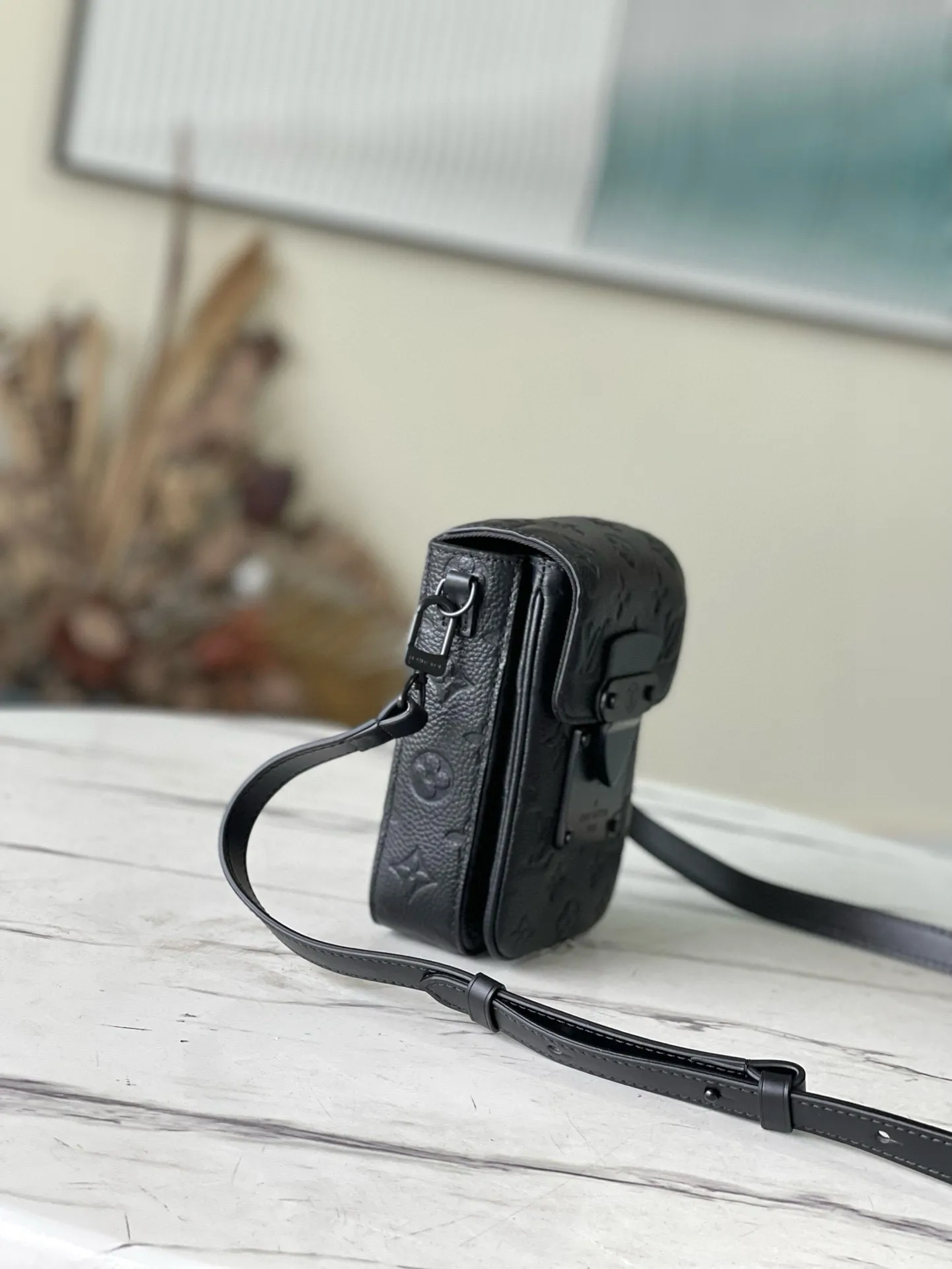 💰780 (top-grain leather) top-quality original M81524 full leather. The new S-Lock Vertical Wearable wallet embosses the iconic Monogram pattern on elegant Taurillon leather, and then uses a magnetic buckle to open and close to recall the traditional hard case lock design. The compact structure can also accommodate daily needs, making it easy to carry personal items with you and making a fashion statement. Dimensions: 12 x 19 x 7 cm