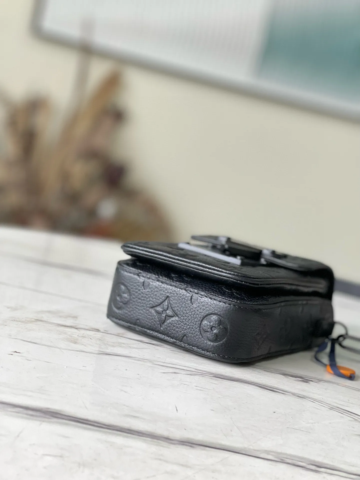 💰780 (top-grain leather) top-quality original M81524 full leather. The new S-Lock Vertical Wearable wallet embosses the iconic Monogram pattern on elegant Taurillon leather, and then uses a magnetic buckle to open and close to recall the traditional hard case lock design. The compact structure can also accommodate daily needs, making it easy to carry personal items with you and making a fashion statement. Dimensions: 12 x 19 x 7 cm