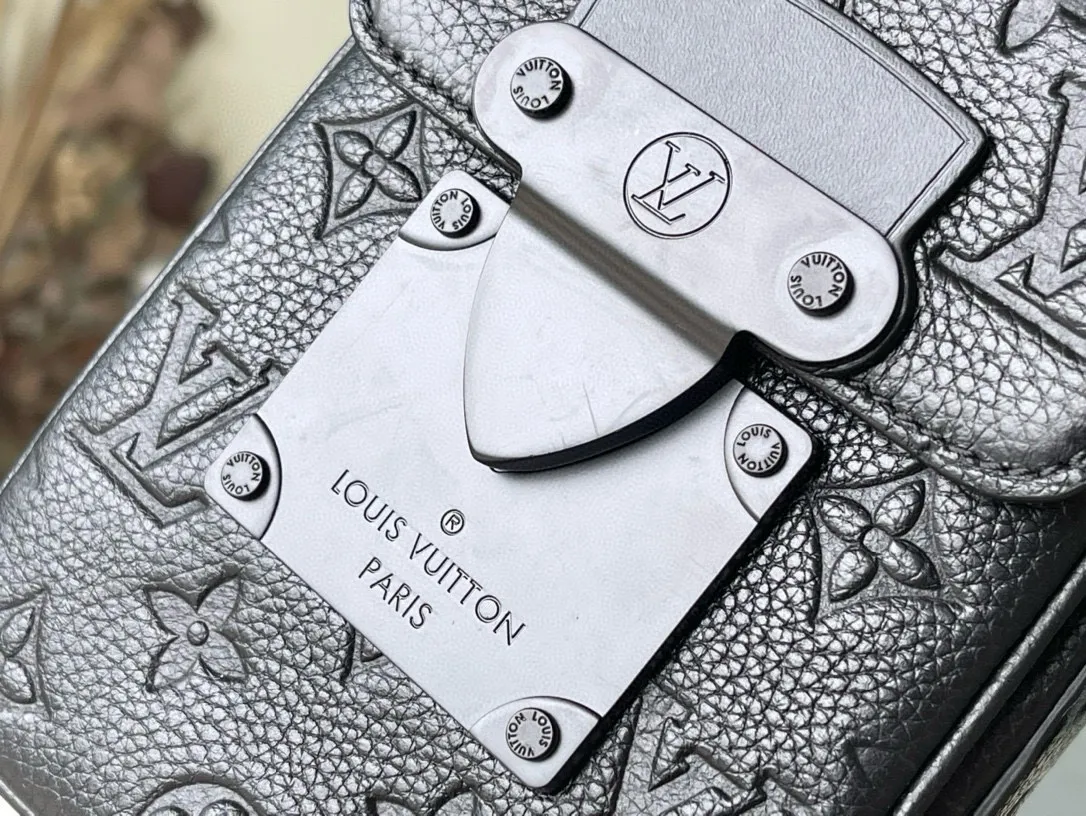 💰780 (top-grain leather) top-quality original M81524 full leather. The new S-Lock Vertical Wearable wallet embosses the iconic Monogram pattern on elegant Taurillon leather, and then uses a magnetic buckle to open and close to recall the traditional hard case lock design. The compact structure can also accommodate daily needs, making it easy to carry personal items with you and making a fashion statement. Dimensions: 12 x 19 x 7 cm