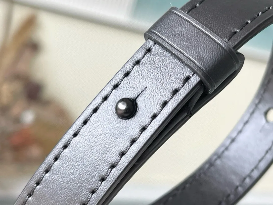 💰780 (top-grain leather) top-quality original M81524 full leather. The new S-Lock Vertical Wearable wallet embosses the iconic Monogram pattern on elegant Taurillon leather, and then uses a magnetic buckle to open and close to recall the traditional hard case lock design. The compact structure can also accommodate daily needs, making it easy to carry personal items with you and making a fashion statement. Dimensions: 12 x 19 x 7 cm