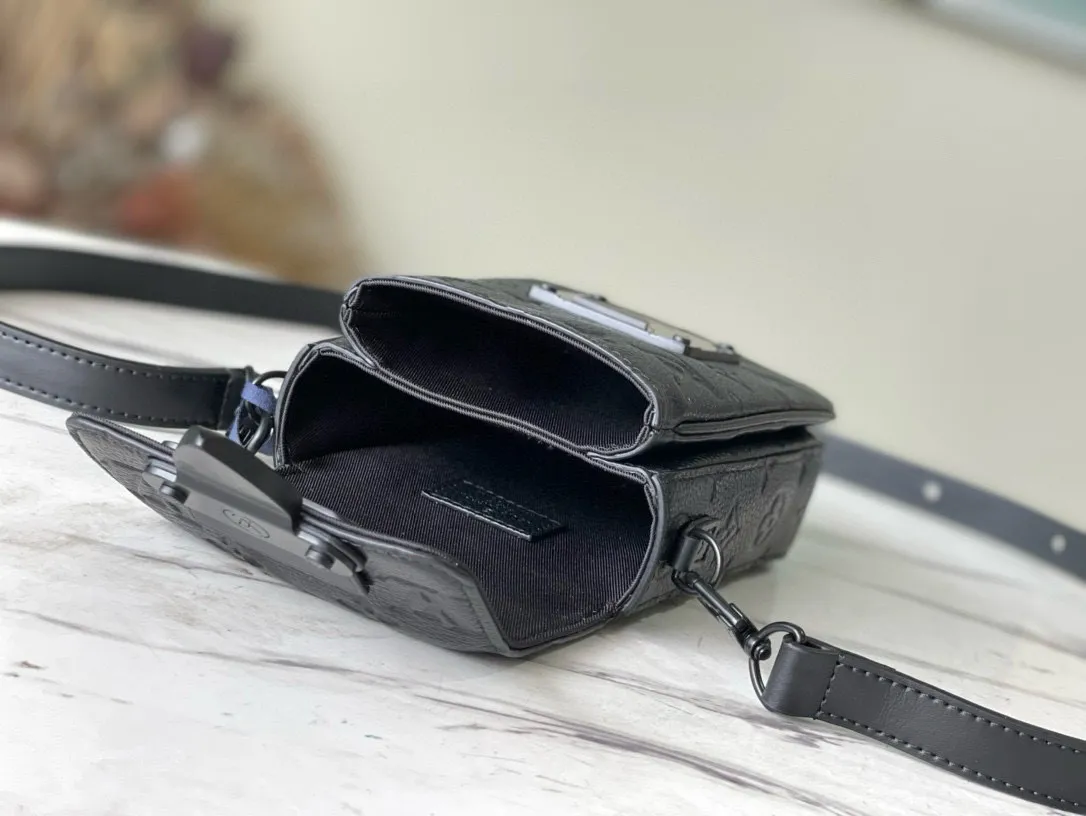 💰780 (top-grain leather) top-quality original M81524 full leather. The new S-Lock Vertical Wearable wallet embosses the iconic Monogram pattern on elegant Taurillon leather, and then uses a magnetic buckle to open and close to recall the traditional hard case lock design. The compact structure can also accommodate daily needs, making it easy to carry personal items with you and making a fashion statement. Dimensions: 12 x 19 x 7 cm