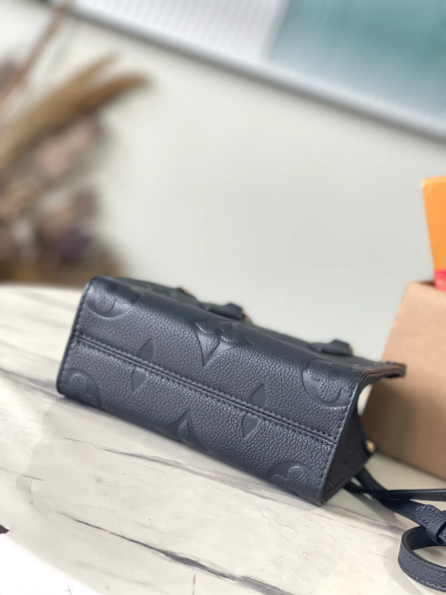 💰960 (top layer leather) top original order M46993. Support counter inspection. Photos taken of duty-free goods are consistent with the product without unpacking. This product is an exclusive duty-free product in the market and is the highest-end product. Inspection is supported. This product has passed strict inspection and is flawless. Please wear gloves when touching the product. This product is not returnable or exchangeable. Please confirm the product first and then remove the label on the handle. This product is temporarily not open to the public, only regular customers, and is in short supply. Dimensions: 18 x 15 x 8.5 cm