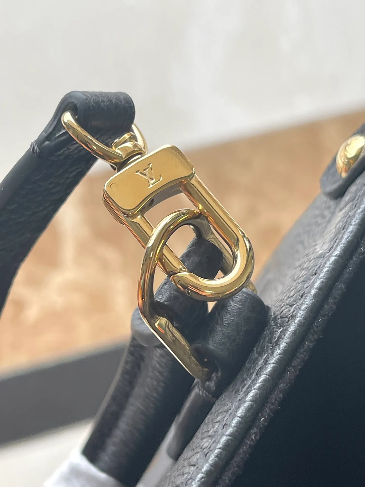 💰960 (top layer leather) top original order M46993. Support counter inspection. Photos taken of duty-free goods are consistent with the product without unpacking. This product is an exclusive duty-free product in the market and is the highest-end product. Inspection is supported. This product has passed strict inspection and is flawless. Please wear gloves when touching the product. This product is not returnable or exchangeable. Please confirm the product first and then remove the label on the handle. This product is temporarily not open to the public, only regular customers, and is in short supply. Dimensions: 18 x 15 x 8.5 cm