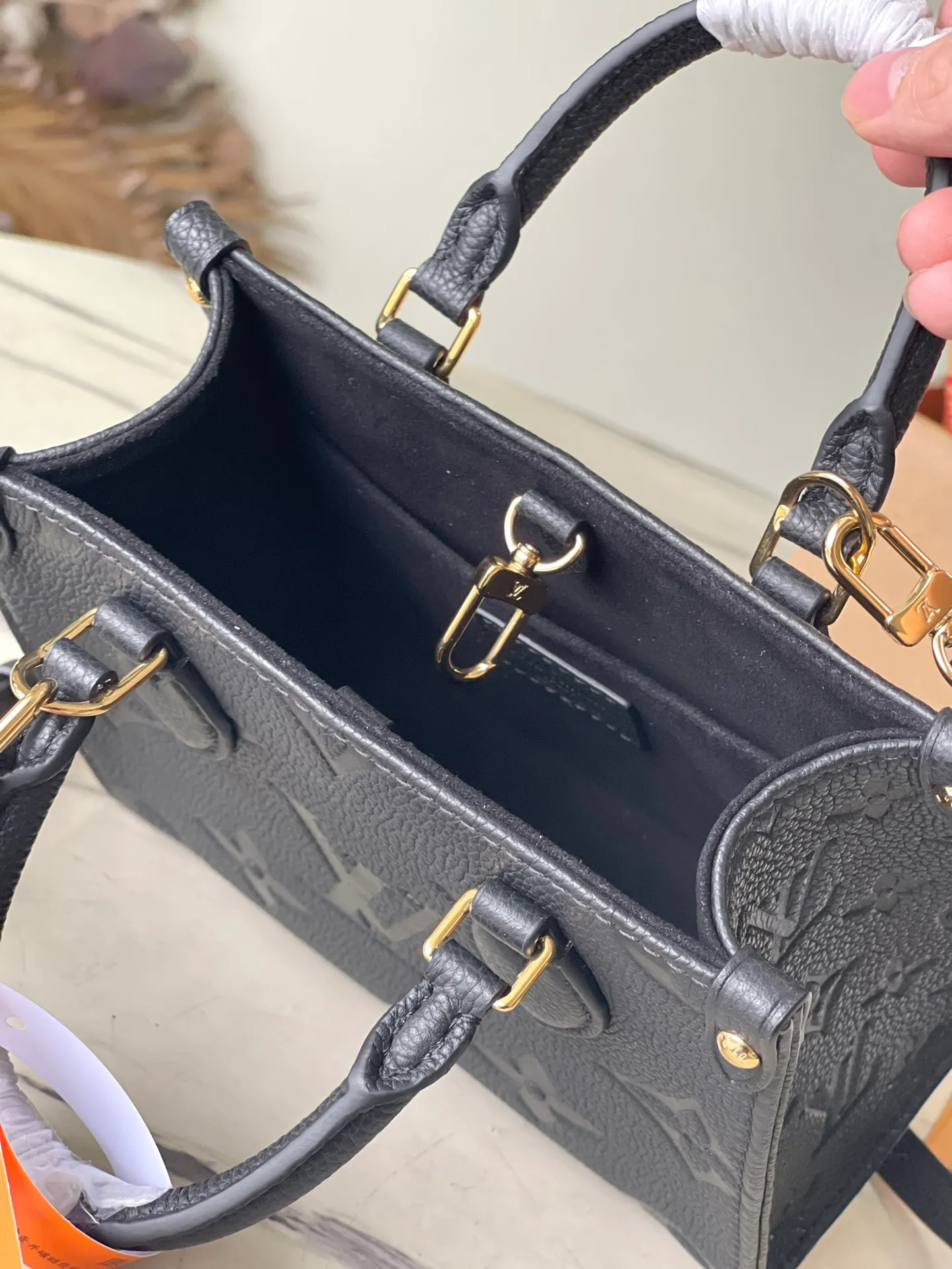💰960 (top layer leather) top original order M46993. Support counter inspection. Photos taken of duty-free goods are consistent with the product without unpacking. This product is an exclusive duty-free product in the market and is the highest-end product. Inspection is supported. This product has passed strict inspection and is flawless. Please wear gloves when touching the product. This product is not returnable or exchangeable. Please confirm the product first and then remove the label on the handle. This product is temporarily not open to the public, only regular customers, and is in short supply. Dimensions: 18 x 15 x 8.5 cm