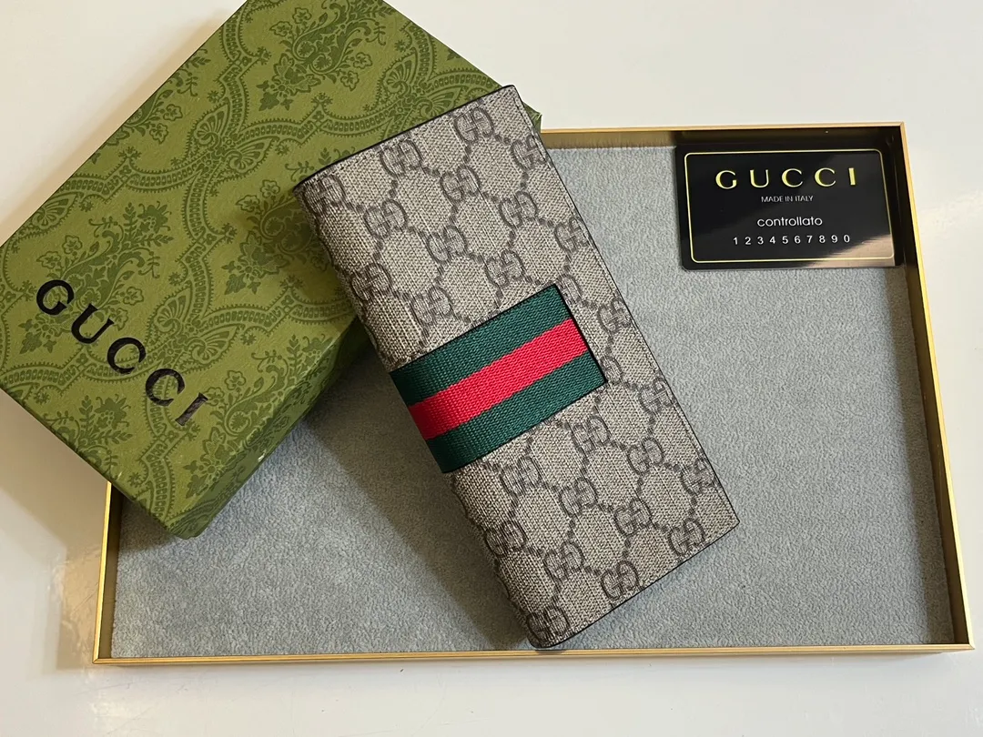 💰130 . 💎Upgraded original version 🇮🇹 This suit wallet is made of GG PVC leather with cowhide Supreme high-end artificial canvas, with brand red and blue webbing stripes. Size: 19x10 Model: 408836