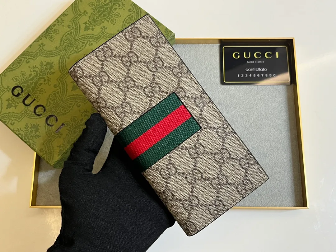 💰130 . 💎Upgraded original version 🇮🇹 This suit wallet is made of GG PVC leather with cowhide Supreme high-end artificial canvas, with brand red and blue webbing stripes. Size: 19x10 Model: 408836