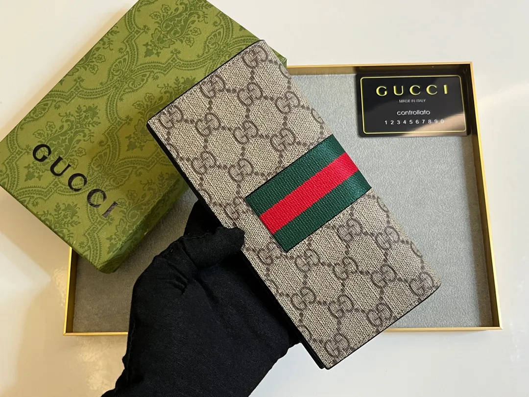 💰130 . 💎Upgraded original version 🇮🇹 This suit wallet is made of GG PVC leather with cowhide Supreme high-end artificial canvas, with brand red and blue webbing stripes. Size: 19x10 Model: 408836