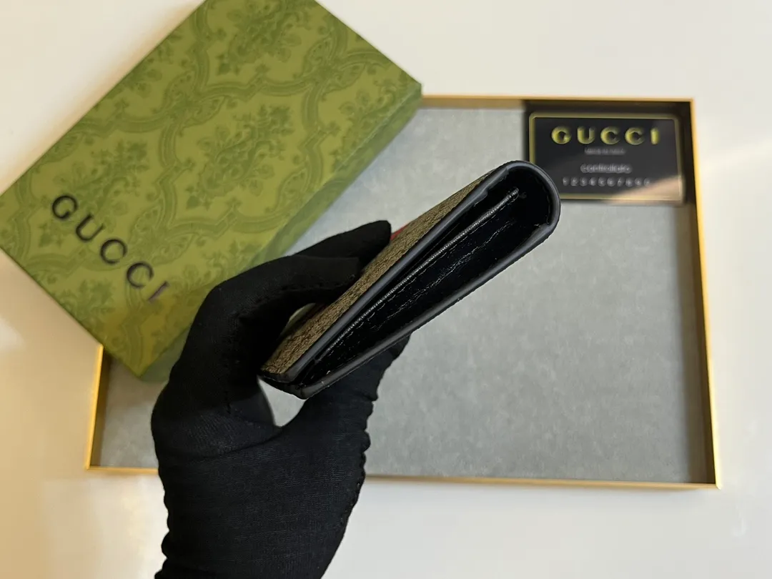 💰130 . 💎Upgraded original version 🇮🇹 This suit wallet is made of GG PVC leather with cowhide Supreme high-end artificial canvas, with brand red and blue webbing stripes. Size: 19x10 Model: 408836
