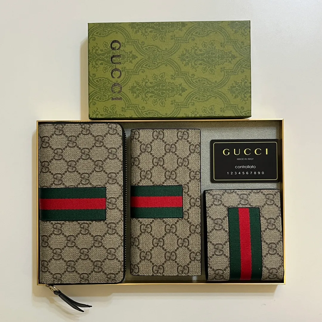 💰130 . 💎Upgraded original version 🇮🇹 This suit wallet is made of GG PVC leather with cowhide Supreme high-end artificial canvas, with brand red and blue webbing stripes. Size: 19x10 Model: 408836