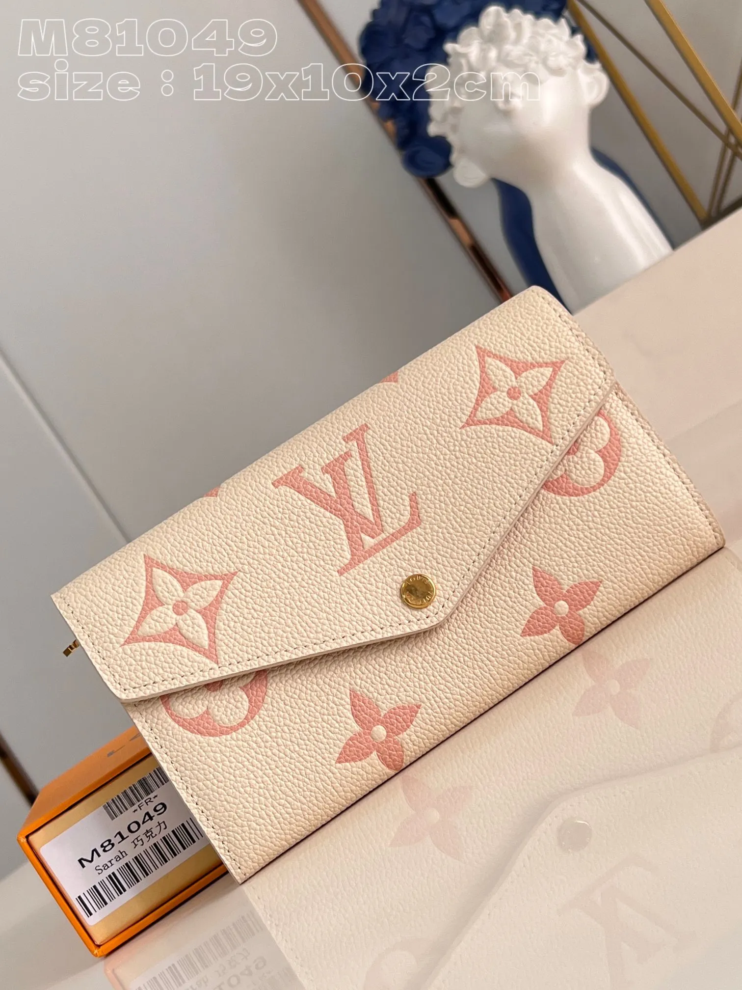 💰160 💎Upgraded from the original version🇫🇷 This Sarah wallet is made of soft Monogram Empreinte grained cow leather embossed with the classic Monogram pattern, with an envelope-style flap to open the credit card compartment and zippered coin pocket. Model: 81049 Chocolate. Dimensions: 19 x 10.5 x 2 cm (length x height x width)