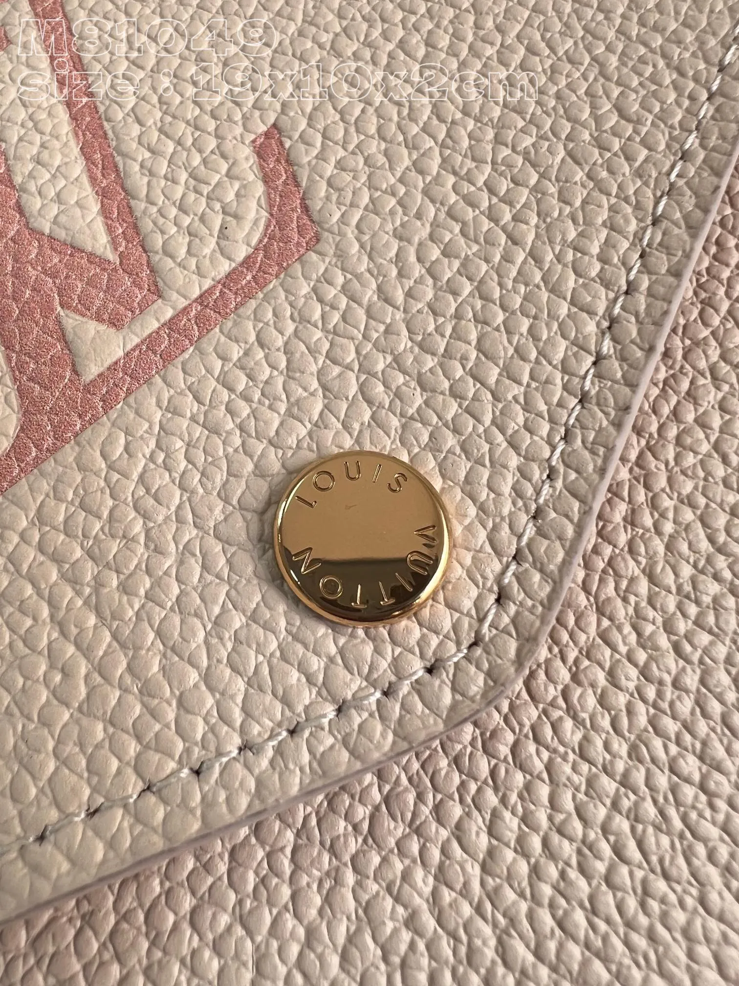 💰160 💎Upgraded from the original version🇫🇷 This Sarah wallet is made of soft Monogram Empreinte grained cow leather embossed with the classic Monogram pattern, with an envelope-style flap to open the credit card compartment and zippered coin pocket. Model: 81049 Chocolate. Dimensions: 19 x 10.5 x 2 cm (length x height x width)