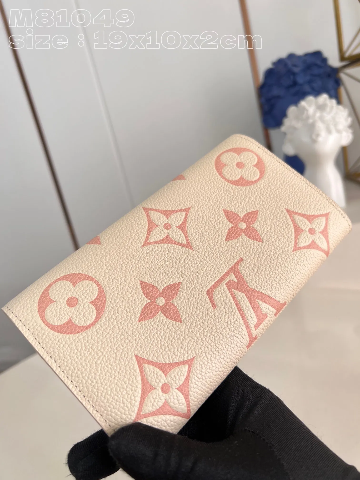 💰160 💎Upgraded from the original version🇫🇷 This Sarah wallet is made of soft Monogram Empreinte grained cow leather embossed with the classic Monogram pattern, with an envelope-style flap to open the credit card compartment and zippered coin pocket. Model: 81049 Chocolate. Dimensions: 19 x 10.5 x 2 cm (length x height x width)