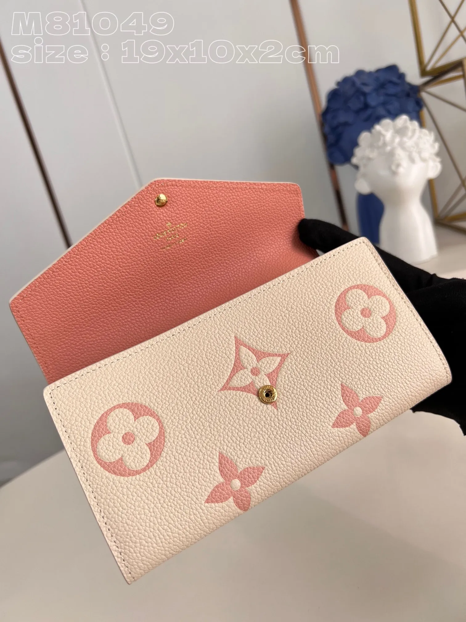 💰160 💎Upgraded from the original version🇫🇷 This Sarah wallet is made of soft Monogram Empreinte grained cow leather embossed with the classic Monogram pattern, with an envelope-style flap to open the credit card compartment and zippered coin pocket. Model: 81049 Chocolate. Dimensions: 19 x 10.5 x 2 cm (length x height x width)