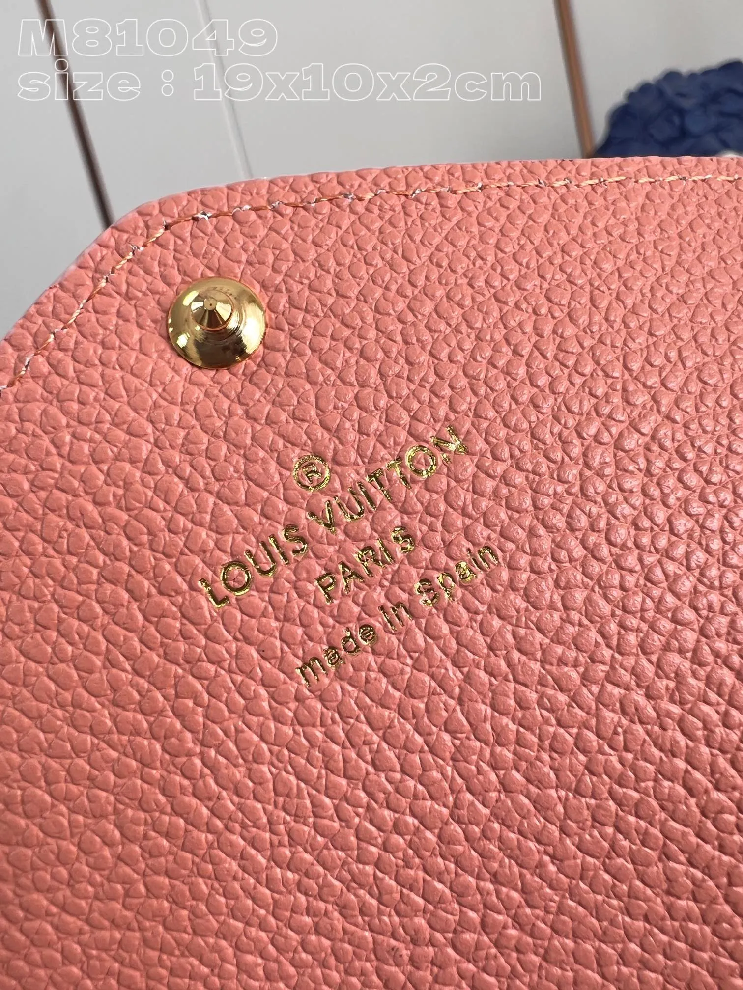 💰160 💎Upgraded from the original version🇫🇷 This Sarah wallet is made of soft Monogram Empreinte grained cow leather embossed with the classic Monogram pattern, with an envelope-style flap to open the credit card compartment and zippered coin pocket. Model: 81049 Chocolate. Dimensions: 19 x 10.5 x 2 cm (length x height x width)