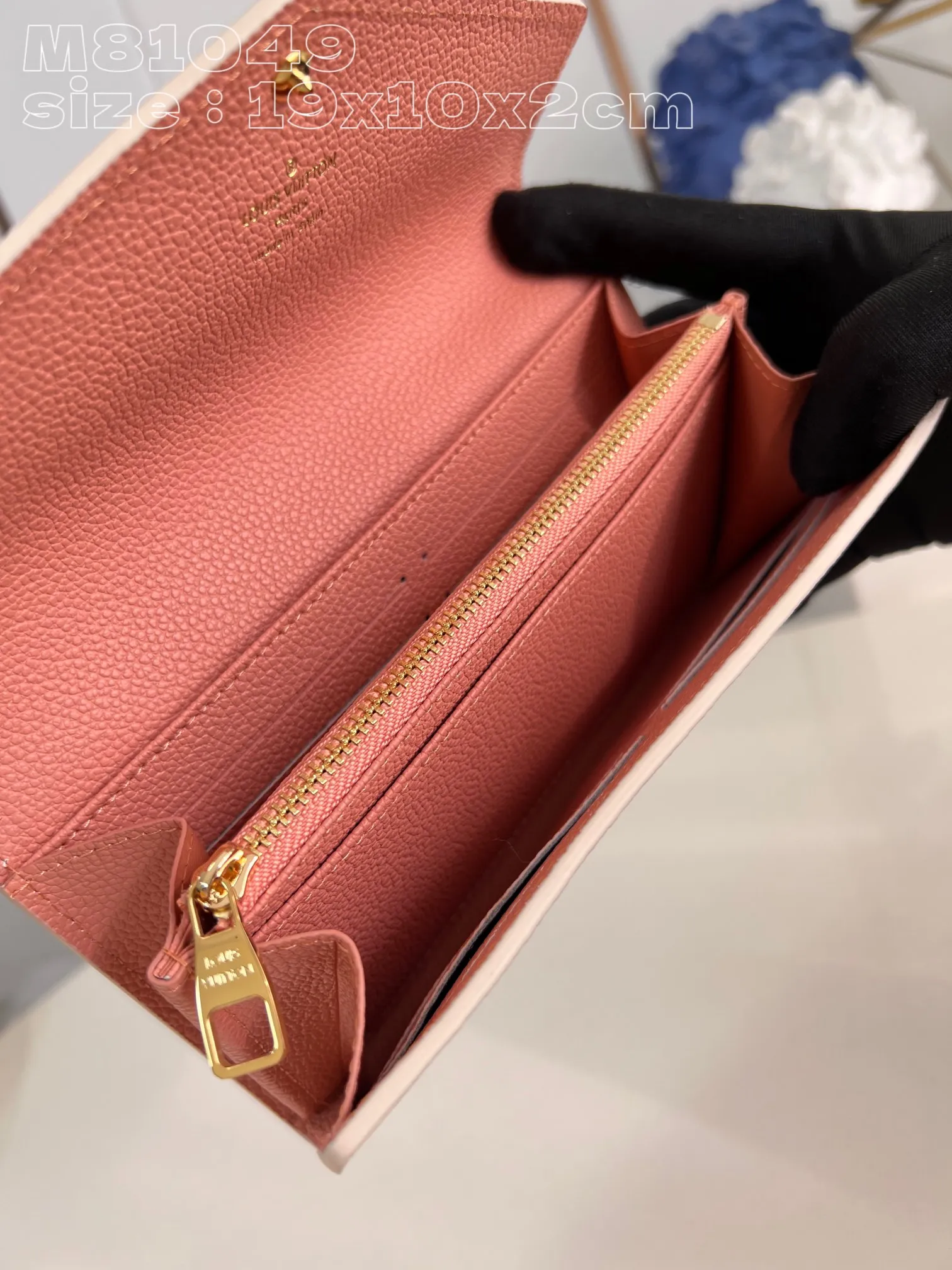 💰160 💎Upgraded from the original version🇫🇷 This Sarah wallet is made of soft Monogram Empreinte grained cow leather embossed with the classic Monogram pattern, with an envelope-style flap to open the credit card compartment and zippered coin pocket. Model: 81049 Chocolate. Dimensions: 19 x 10.5 x 2 cm (length x height x width)