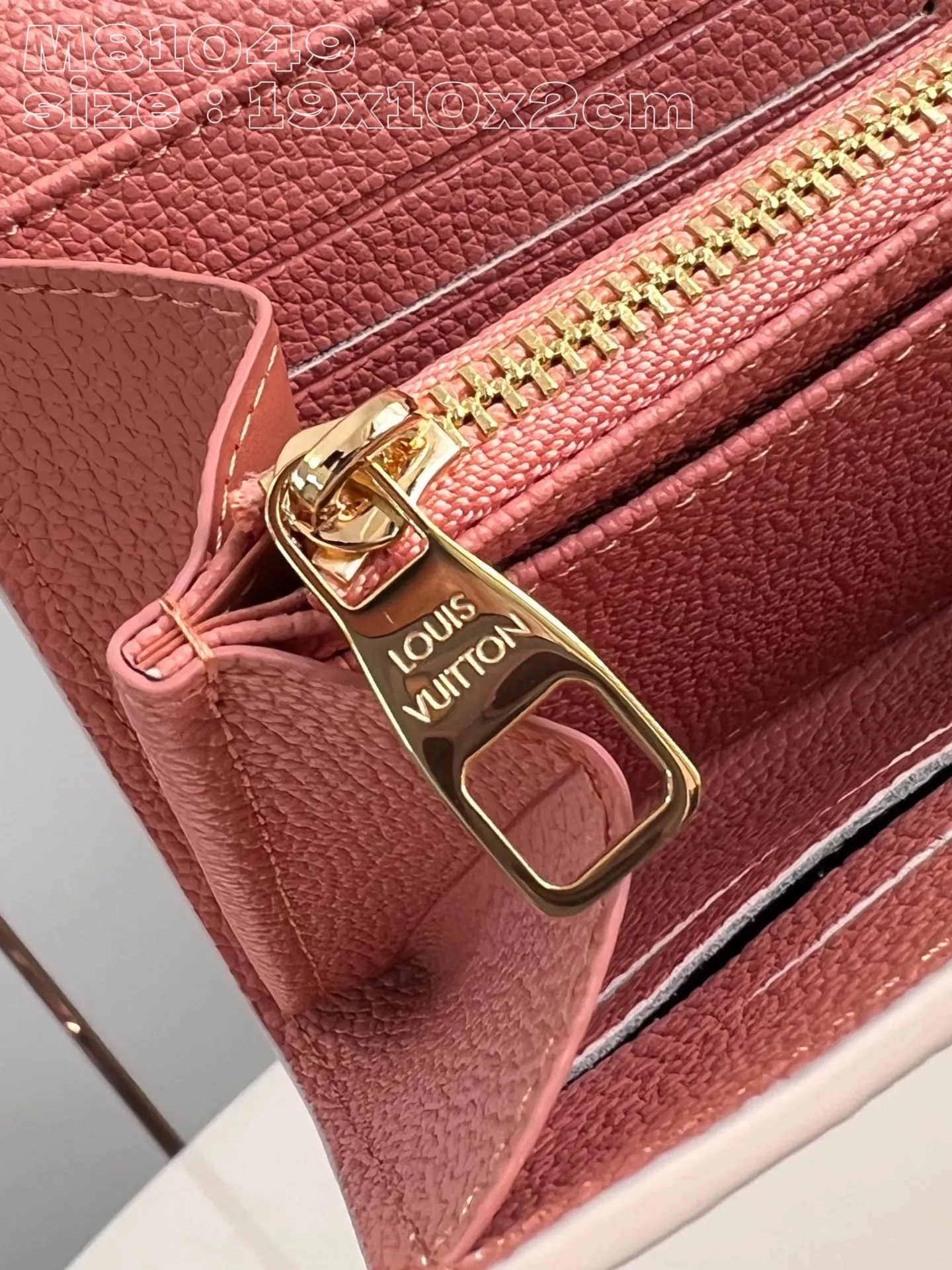 💰160 💎Upgraded from the original version🇫🇷 This Sarah wallet is made of soft Monogram Empreinte grained cow leather embossed with the classic Monogram pattern, with an envelope-style flap to open the credit card compartment and zippered coin pocket. Model: 81049 Chocolate. Dimensions: 19 x 10.5 x 2 cm (length x height x width)