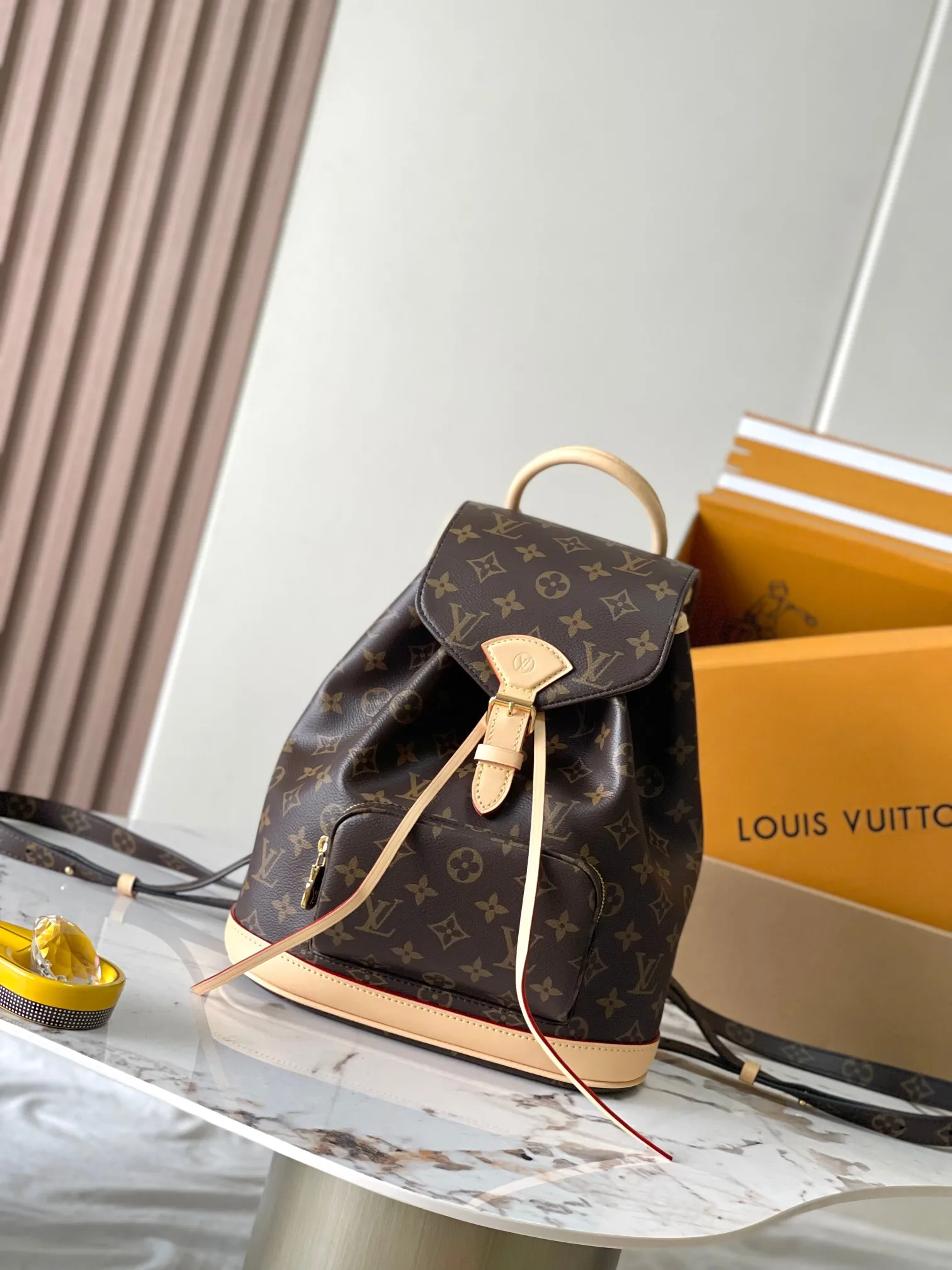 p1960 [Special grade MB original leather] Montsouris Mini presbyopic backpack Model: M11198 presbyopic dynamic chip Material: A-grade all-steel hardware, imported original fabric Packaging: full set of original duty-free MB packaging Size: 28*30*18CM