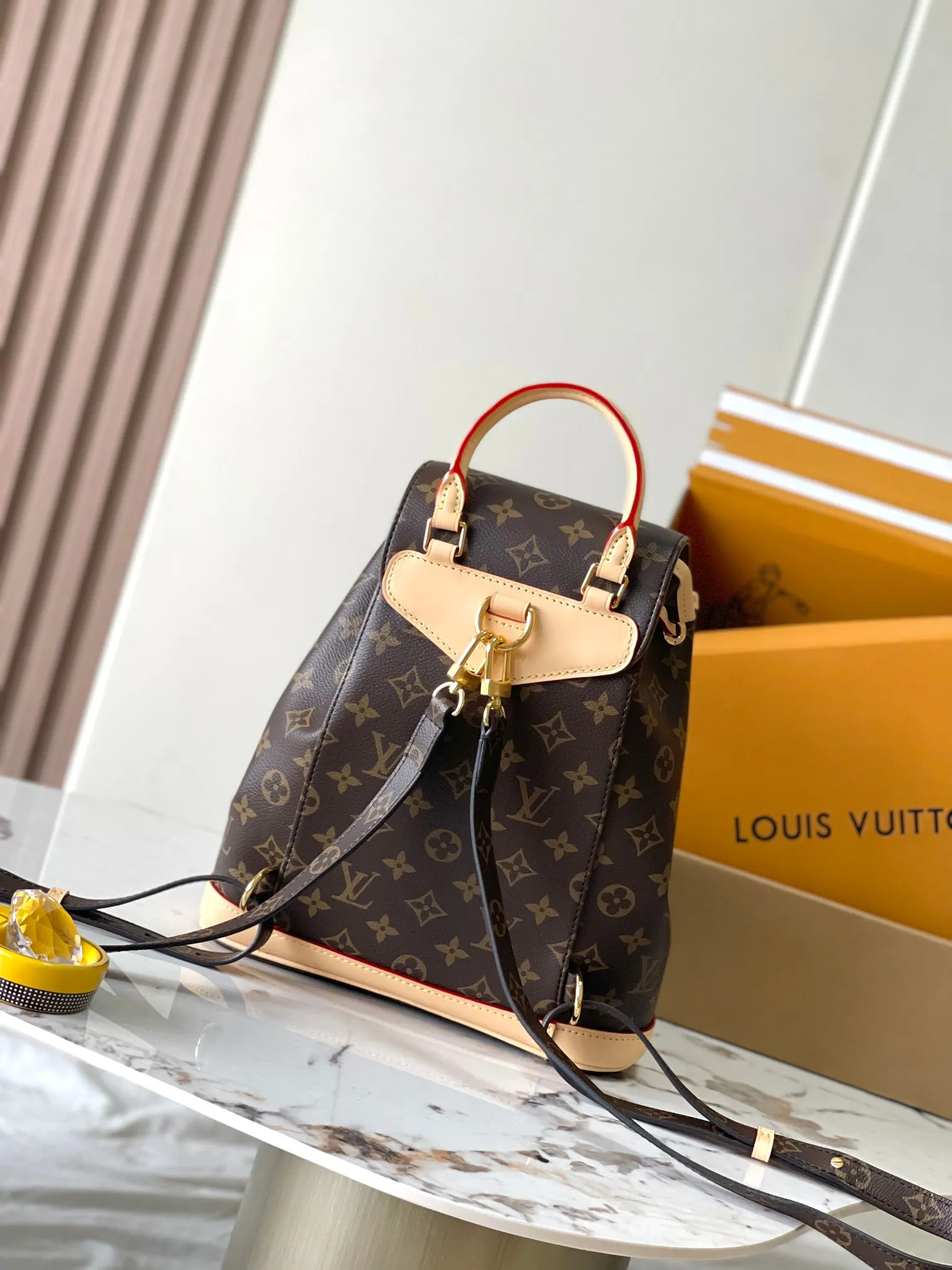 p1960 [Special grade MB original leather] Montsouris Mini presbyopic backpack Model: M11198 presbyopic dynamic chip Material: A-grade all-steel hardware, imported original fabric Packaging: full set of original duty-free MB packaging Size: 28*30*18CM