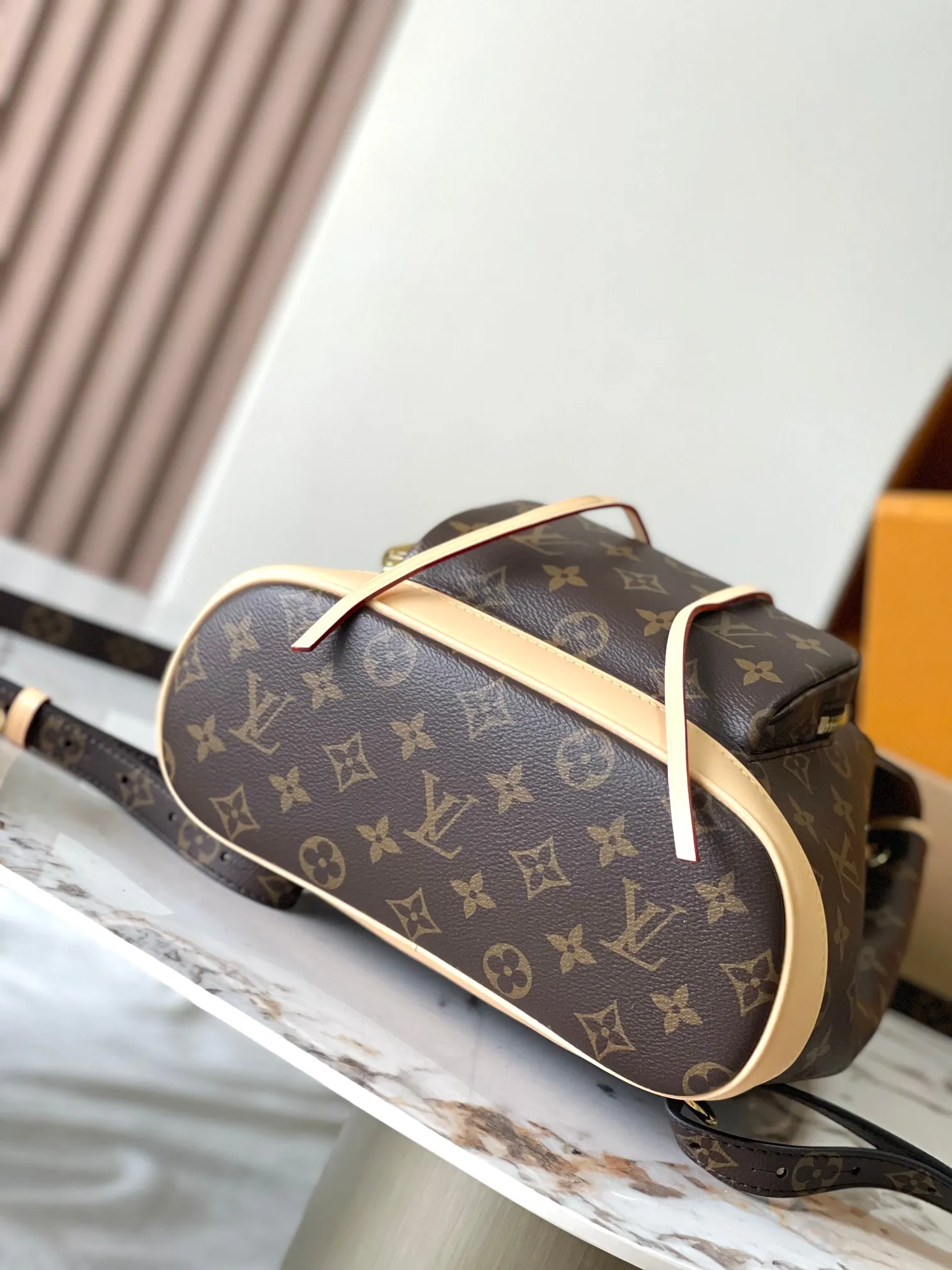 p1960 [Special grade MB original leather] Montsouris Mini presbyopic backpack Model: M11198 presbyopic dynamic chip Material: A-grade all-steel hardware, imported original fabric Packaging: full set of original duty-free MB packaging Size: 28*30*18CM