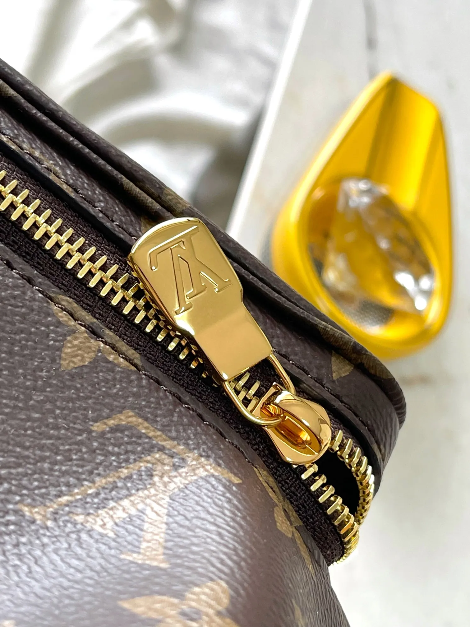 p1960 [Special grade MB original leather] Montsouris Mini presbyopic backpack Model: M11198 presbyopic dynamic chip Material: A-grade all-steel hardware, imported original fabric Packaging: full set of original duty-free MB packaging Size: 28*30*18CM