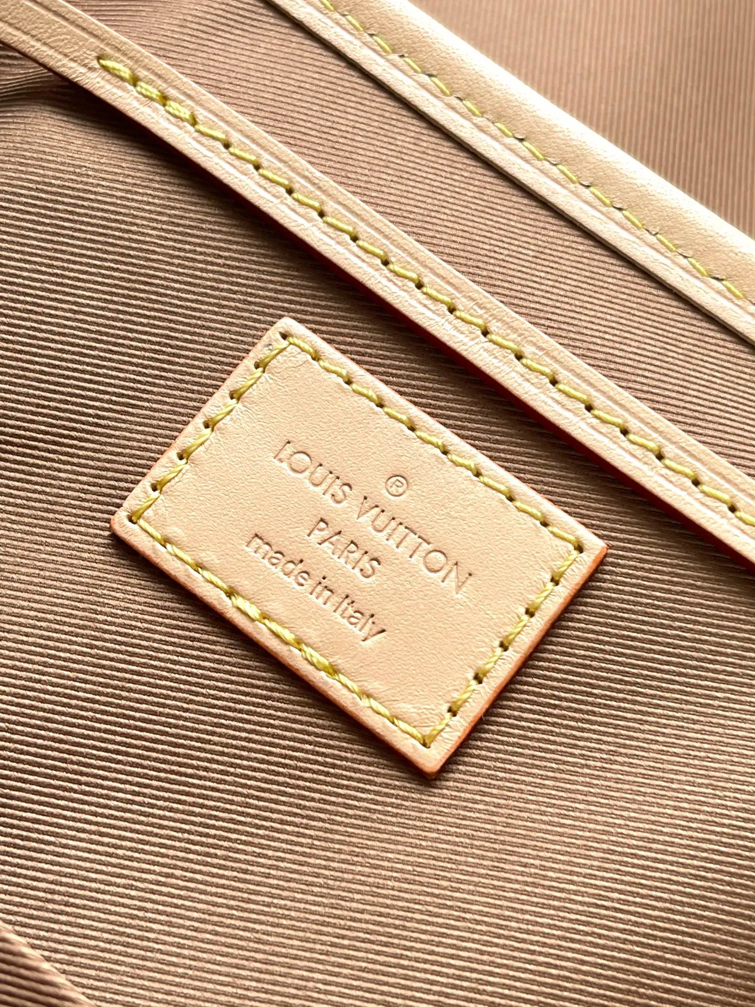 p1960 [Special grade MB original leather] Montsouris Mini presbyopic backpack Model: M11198 presbyopic dynamic chip Material: A-grade all-steel hardware, imported original fabric Packaging: full set of original duty-free MB packaging Size: 28*30*18CM