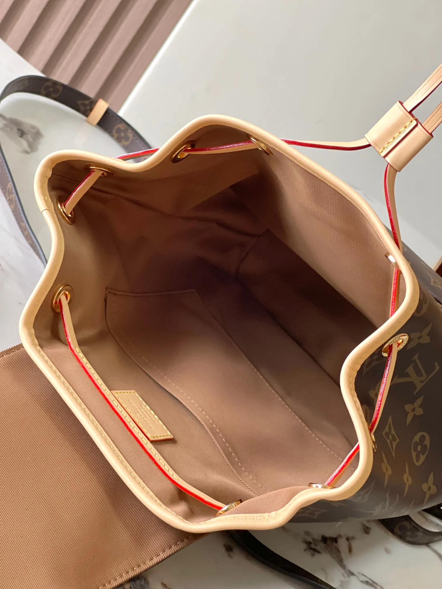 p1960 [Special grade MB original leather] Montsouris Mini presbyopic backpack Model: M11198 presbyopic dynamic chip Material: A-grade all-steel hardware, imported original fabric Packaging: full set of original duty-free MB packaging Size: 28*30*18CM