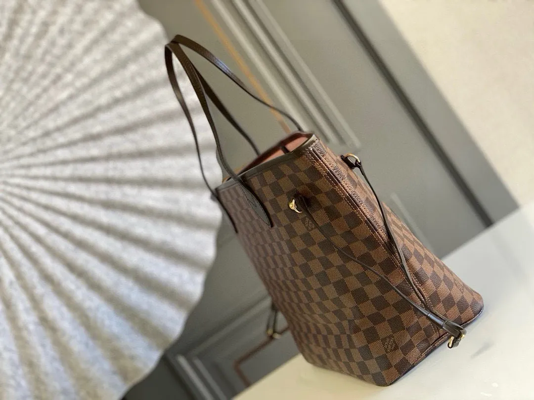 💰760 (Medium Steel Nail) Top Original N41603 NEVERFULL Medium Handbag The legendary Neverfull handbag can always meet your various needs for handbags. It has a large capacity but is not bulky. It is stiff and soft to the touch, making it suitable for home and travel. Tighten the side ties and it instantly transforms into a stylish urban handbag. Loosen the straps and it transforms into a chic and practical handbag. The slender leather handle can be carried over the shoulder or between the arms. The model shown here is made of Damier Ebène canvas.  Detailed Features 31 x 28 x 14 cm (Length x Height x Width) Bag interior redesigned with vintage details inspired by the Louis Vuitton archives - Fabric-lined interior pocket Removable zip clutch with matching interior Natural cowhide leather trim Shiny gold-tone brass hardware Handles: Double handle