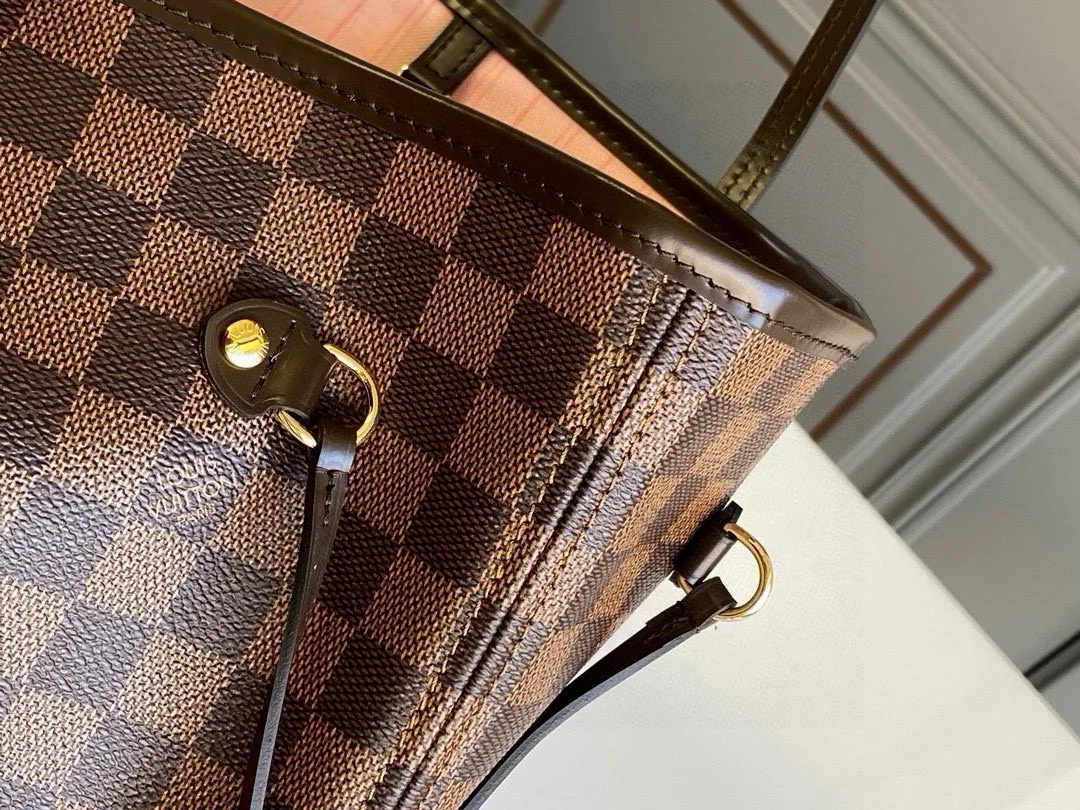 💰760 (Medium Steel Nail) Top Original N41603 NEVERFULL Medium Handbag The legendary Neverfull handbag can always meet your various needs for handbags. It has a large capacity but is not bulky. It is stiff and soft to the touch, making it suitable for home and travel. Tighten the side ties and it instantly transforms into a stylish urban handbag. Loosen the straps and it transforms into a chic and practical handbag. The slender leather handle can be carried over the shoulder or between the arms. The model shown here is made of Damier Ebène canvas.  Detailed Features 31 x 28 x 14 cm (Length x Height x Width) Bag interior redesigned with vintage details inspired by the Louis Vuitton archives - Fabric-lined interior pocket Removable zip clutch with matching interior Natural cowhide leather trim Shiny gold-tone brass hardware Handles: Double handle