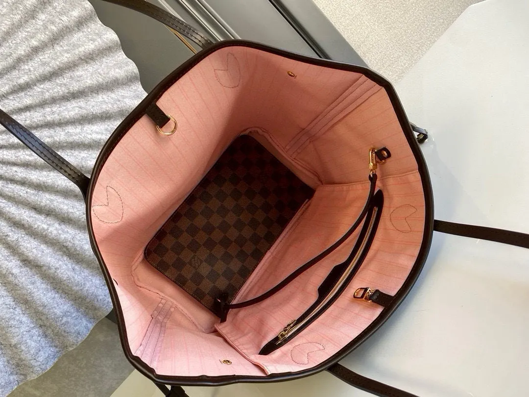 💰760 (Medium Steel Nail) Top Original N41603 NEVERFULL Medium Handbag The legendary Neverfull handbag can always meet your various needs for handbags. It has a large capacity but is not bulky. It is stiff and soft to the touch, making it suitable for home and travel. Tighten the side ties and it instantly transforms into a stylish urban handbag. Loosen the straps and it transforms into a chic and practical handbag. The slender leather handle can be carried over the shoulder or between the arms. The model shown here is made of Damier Ebène canvas.  Detailed Features 31 x 28 x 14 cm (Length x Height x Width) Bag interior redesigned with vintage details inspired by the Louis Vuitton archives - Fabric-lined interior pocket Removable zip clutch with matching interior Natural cowhide leather trim Shiny gold-tone brass hardware Handles: Double handle