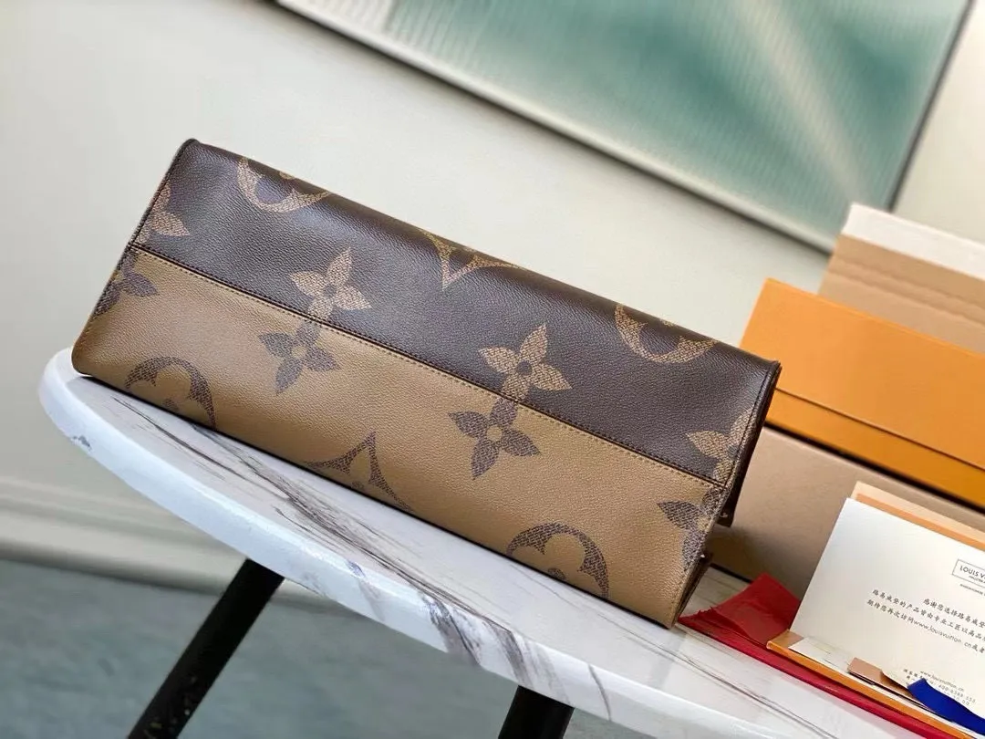 💰800 (black leather shoulder strap) M45320 black leather long shoulder strap Onthego handbag is eye-catching and charming against the backdrop of Monogram Giant canvas. The sides and handles are embellished with Monogram Reverse patterns. You can see the changes in color and texture in similar styles. The large size has plenty of room inside, and with the shoulder strap and Toron handle, you can go about your daily life as you please. Dimensions: 41 x 34 x 19 cm