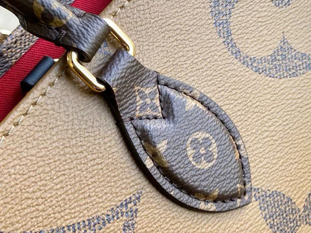 💰800 (black leather shoulder strap) M45320 black leather long shoulder strap Onthego handbag is eye-catching and charming against the backdrop of Monogram Giant canvas. The sides and handles are embellished with Monogram Reverse patterns. You can see the changes in color and texture in similar styles. The large size has plenty of room inside, and with the shoulder strap and Toron handle, you can go about your daily life as you please. Dimensions: 41 x 34 x 19 cm