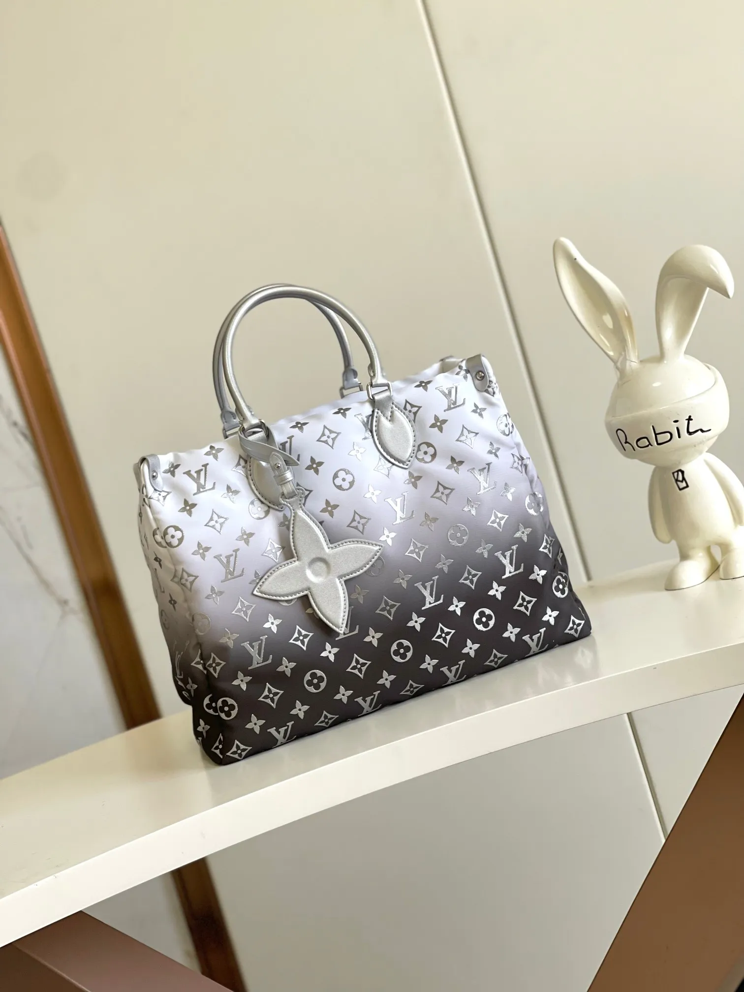 💰1180 top original single dynamic chip M11847 silver This OnTheGo medium handbag is from the LV Snow series. It uses new Monogram nylon to display a gradient effect silk screen pattern, with bright metal parts and floral decoration, making it a good choice for mountaineering and urban travel. The spacious design can accommodate a 13-inch laptop, and you can switch the carrying mode at will.  27 cm