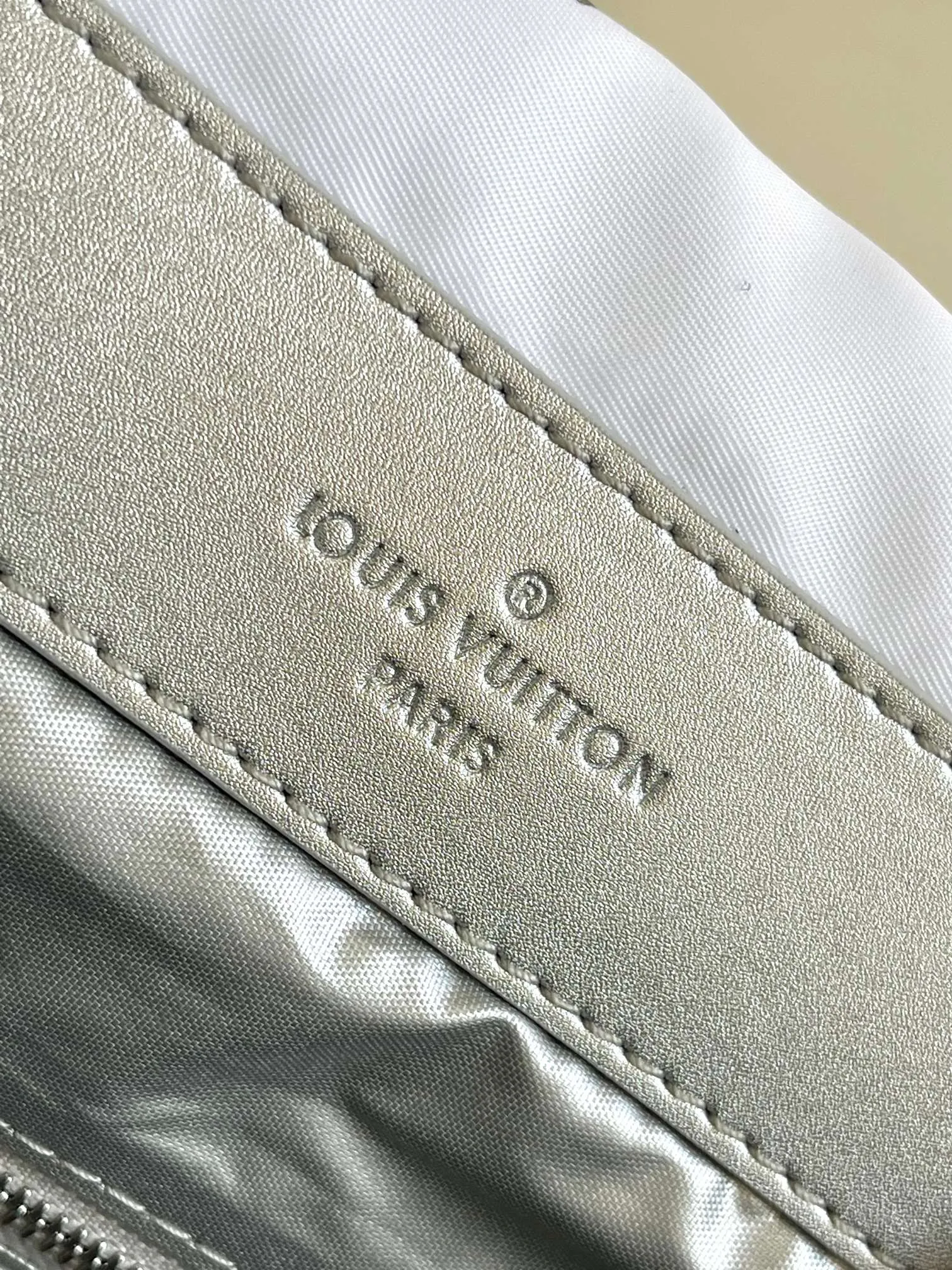 💰1180 top original single dynamic chip M11847 silver This OnTheGo medium handbag is from the LV Snow series. It uses new Monogram nylon to display a gradient effect silk screen pattern, with bright metal parts and floral decoration, making it a good choice for mountaineering and urban travel. The spacious design can accommodate a 13-inch laptop, and you can switch the carrying mode at will.  27 cm