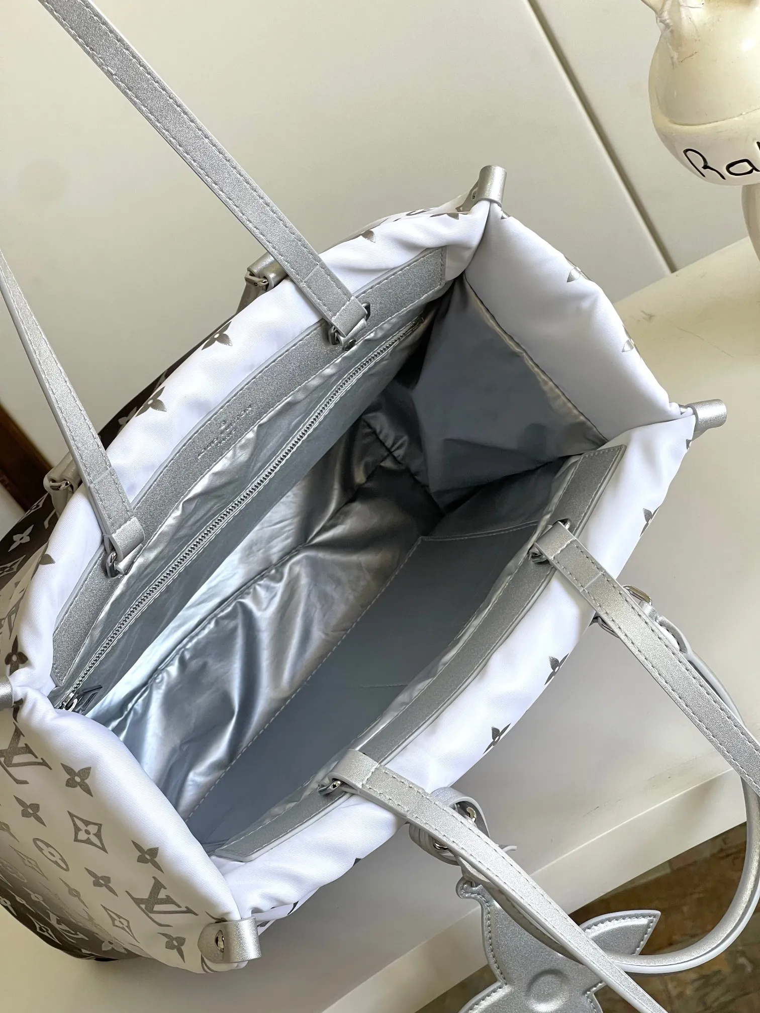 💰1180 top original single dynamic chip M11847 silver This OnTheGo medium handbag is from the LV Snow series. It uses new Monogram nylon to display a gradient effect silk screen pattern, with bright metal parts and floral decoration, making it a good choice for mountaineering and urban travel. The spacious design can accommodate a 13-inch laptop, and you can switch the carrying mode at will.  27 cm
