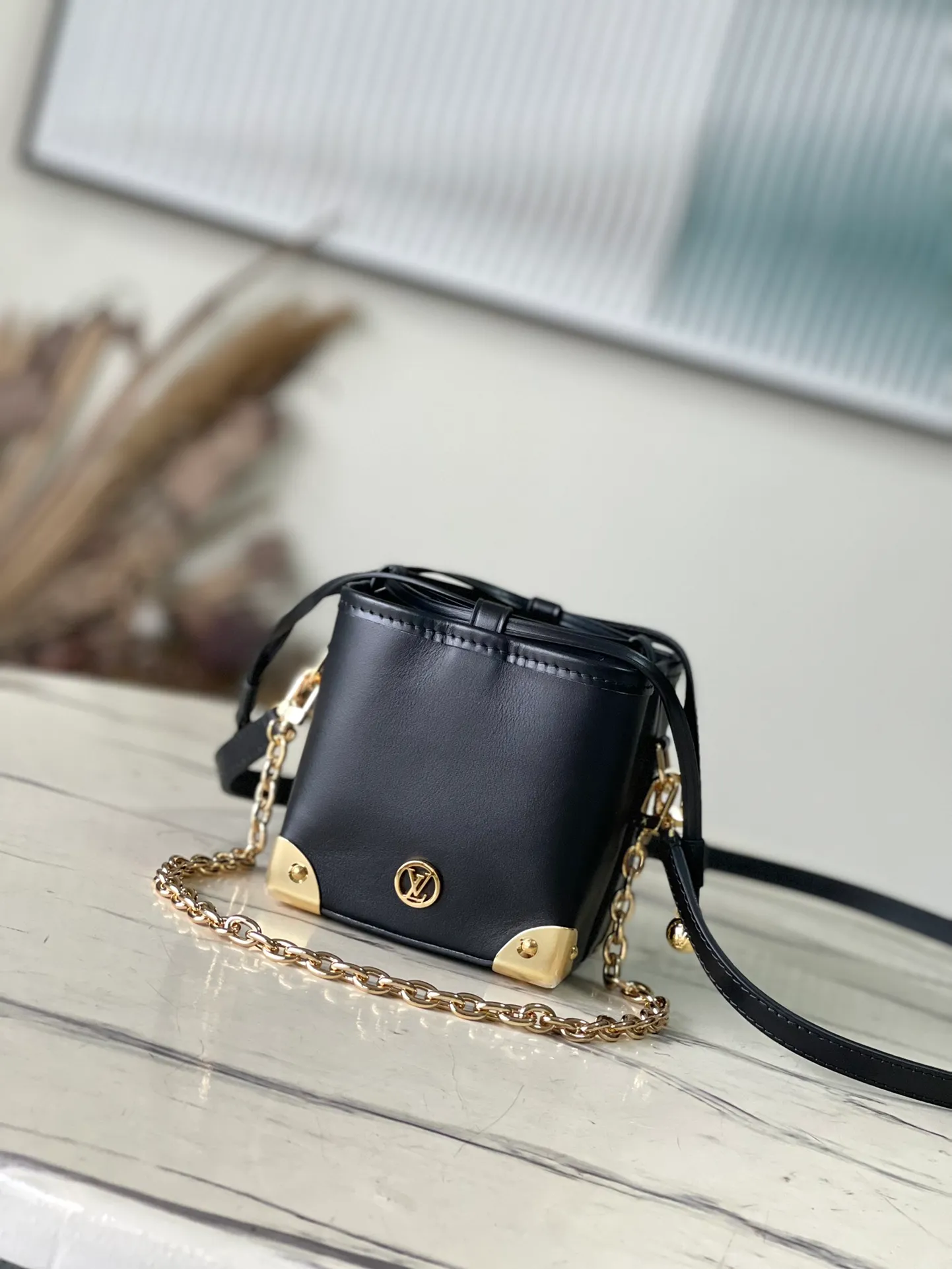 💰900 (first layer of leather) top original order M82886 black leather mini bucket bag siomai bag series Zjs jh Online Only Modern and sophisticated Noeps presented in Monogram Reverse canvas material A project specially made by designer Nicola Jaskier to commemorate the fashion show held in South Korea A compact design reminiscent of the traditional Korean pocket "luck bag" that symbolizes good fortune Detailed features that have the inherent sensibility of the house, such as the L* hoop and trunk-inspired metal corners. A luxurious bag suitable for everyday looks and evening wear. As a limited edition. A product that can only be purchased online now. Size: 11.5 x 11.5 x 11.5cm
