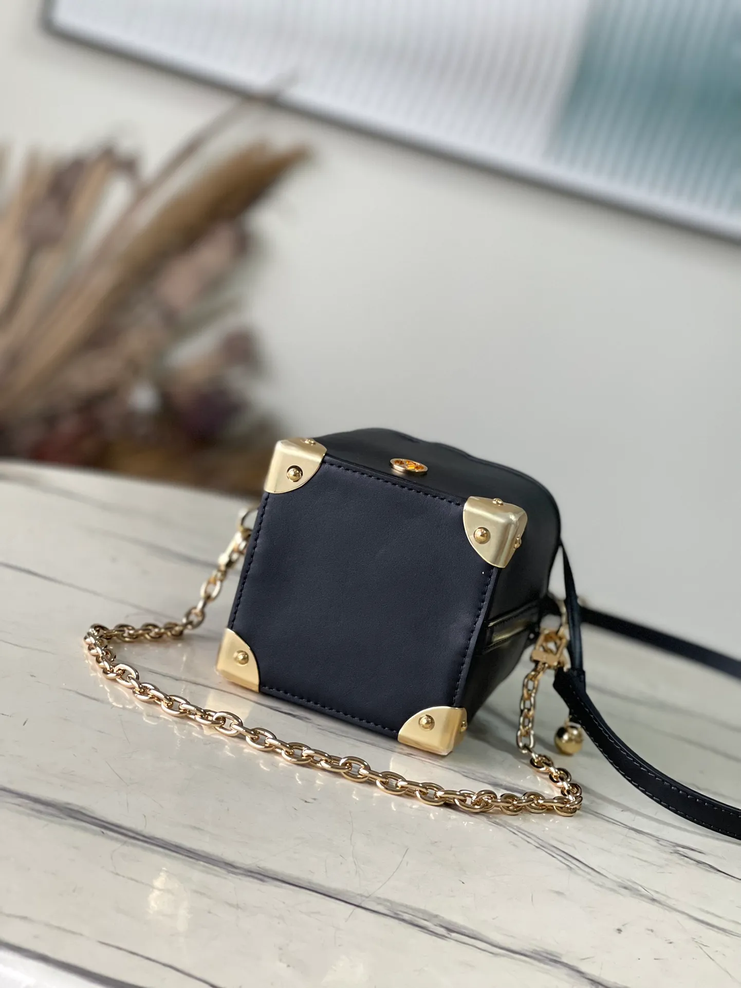 💰900 (first layer of leather) top original order M82886 black leather mini bucket bag siomai bag series Zjs jh Online Only Modern and sophisticated Noeps presented in Monogram Reverse canvas material A project specially made by designer Nicola Jaskier to commemorate the fashion show held in South Korea A compact design reminiscent of the traditional Korean pocket "luck bag" that symbolizes good fortune Detailed features that have the inherent sensibility of the house, such as the L* hoop and trunk-inspired metal corners. A luxurious bag suitable for everyday looks and evening wear. As a limited edition. A product that can only be purchased online now. Size: 11.5 x 11.5 x 11.5cm