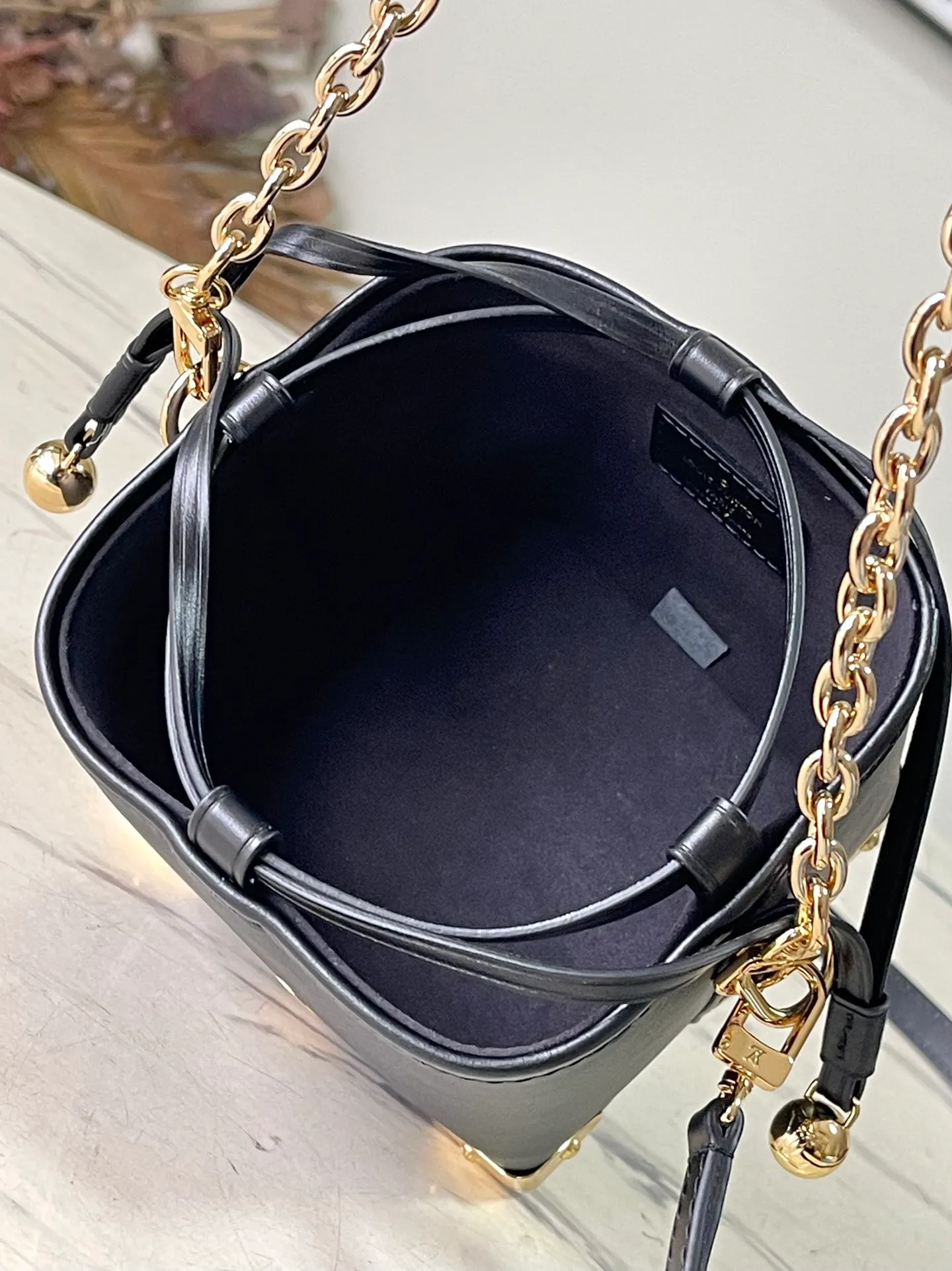 💰900 (first layer of leather) top original order M82886 black leather mini bucket bag siomai bag series Zjs jh Online Only Modern and sophisticated Noeps presented in Monogram Reverse canvas material A project specially made by designer Nicola Jaskier to commemorate the fashion show held in South Korea A compact design reminiscent of the traditional Korean pocket "luck bag" that symbolizes good fortune Detailed features that have the inherent sensibility of the house, such as the L* hoop and trunk-inspired metal corners. A luxurious bag suitable for everyday looks and evening wear. As a limited edition. A product that can only be purchased online now. Size: 11.5 x 11.5 x 11.5cm