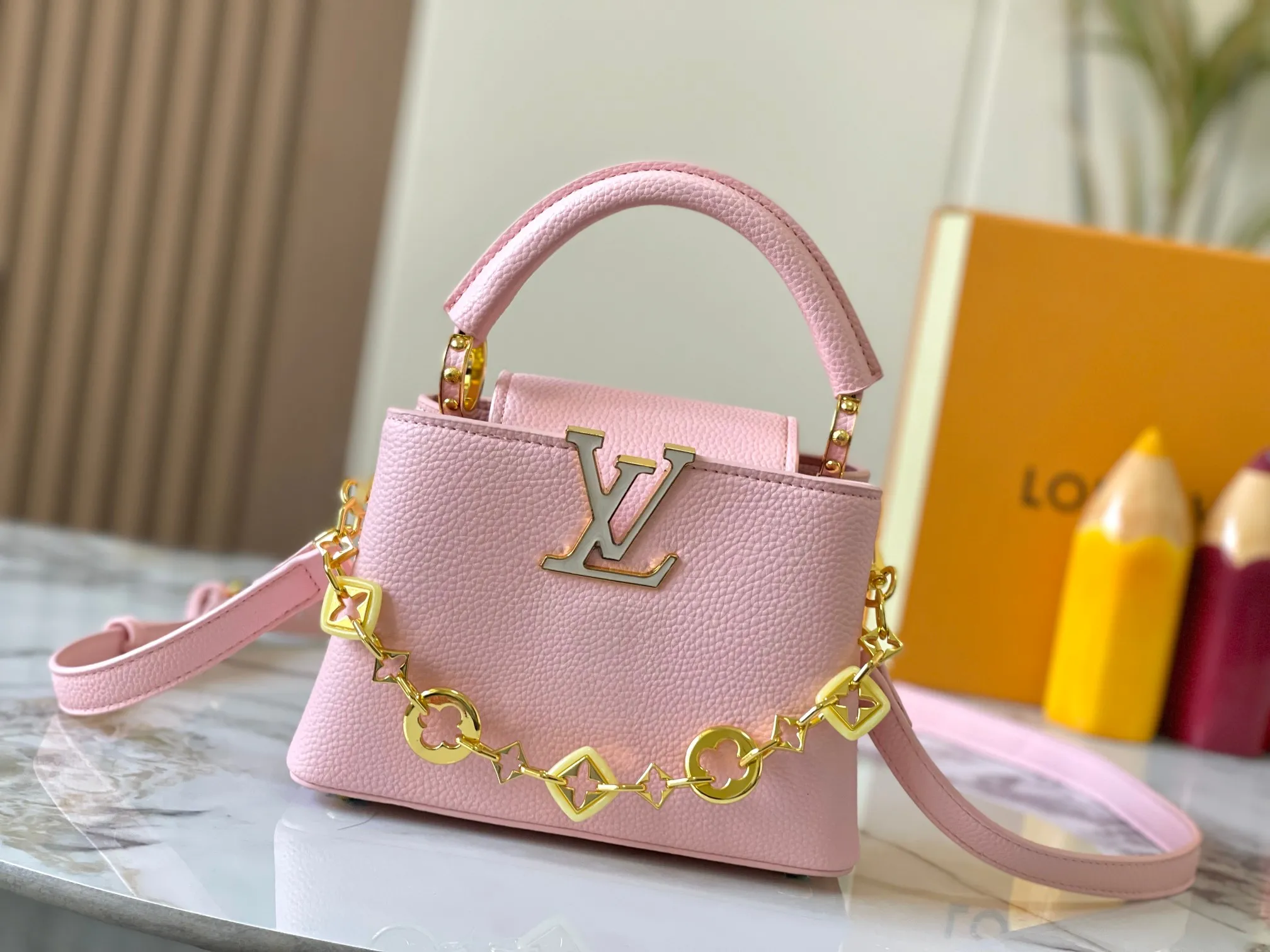 p460 [Guangzhou top quality original] M14970 pink Capucines mini series is named after the Paris street where Louis Vuitton first opened its store in 1854. This time it is added to the Harmony series through a mini version design. Taurillon cow leather creates a classic structure, and the decorative chain gives the Monogram floral jewelry texture. There is plenty of space to store daily necessities such as short wallets, keys, and lipstick. Size:21×14×8cm