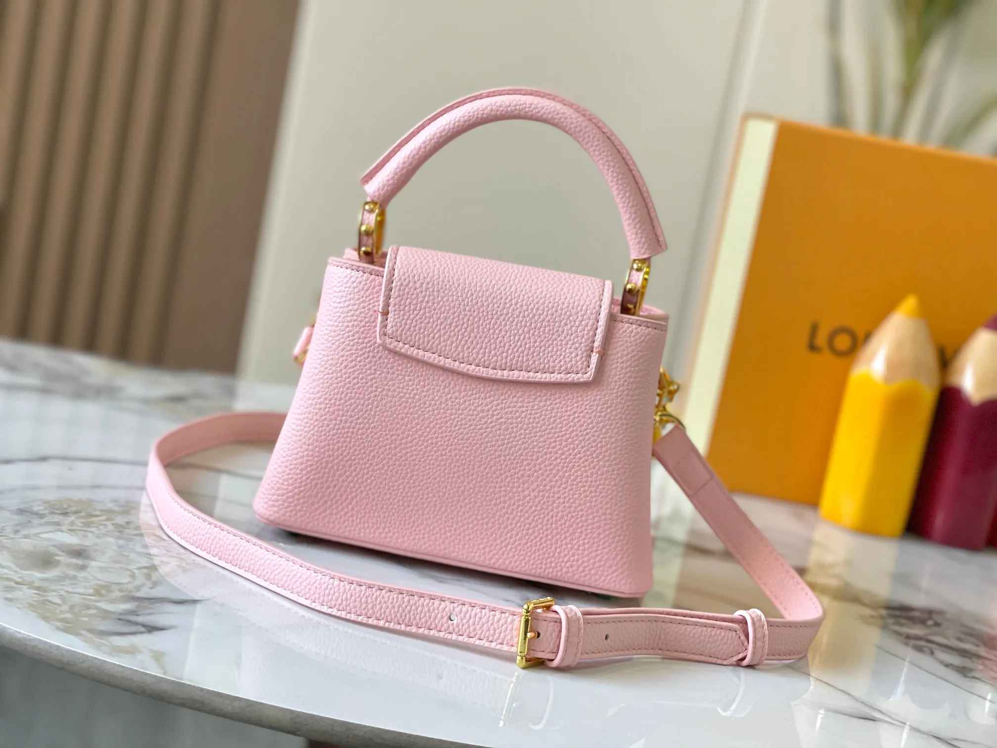 p460 [Guangzhou top quality original] M14970 pink Capucines mini series is named after the Paris street where Louis Vuitton first opened its store in 1854. This time it is added to the Harmony series through a mini version design. Taurillon cow leather creates a classic structure, and the decorative chain gives the Monogram floral jewelry texture. There is plenty of space to store daily necessities such as short wallets, keys, and lipstick. Size:21×14×8cm