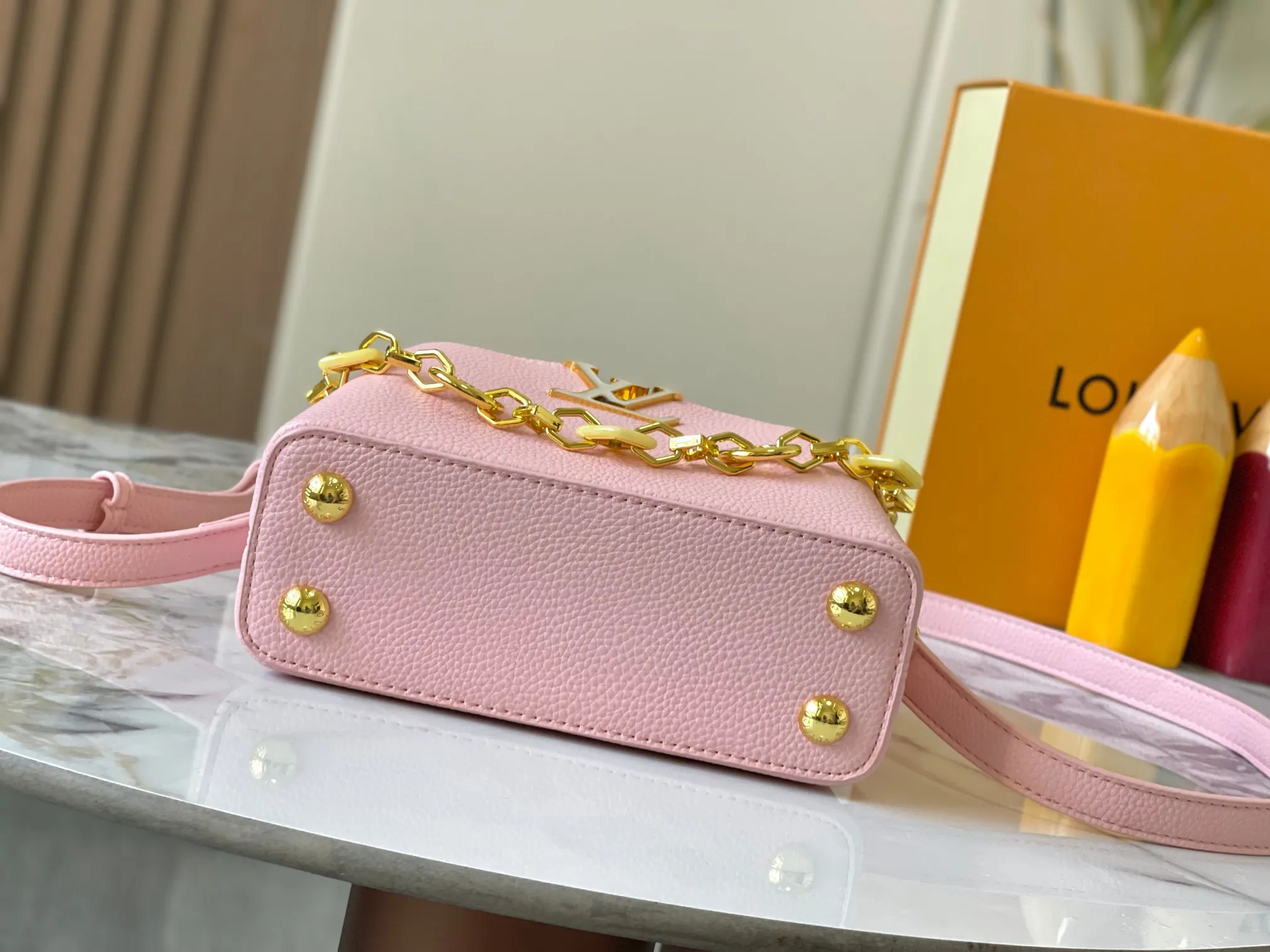 p460 [Guangzhou top quality original] M14970 pink Capucines mini series is named after the Paris street where Louis Vuitton first opened its store in 1854. This time it is added to the Harmony series through a mini version design. Taurillon cow leather creates a classic structure, and the decorative chain gives the Monogram floral jewelry texture. There is plenty of space to store daily necessities such as short wallets, keys, and lipstick. Size:21×14×8cm
