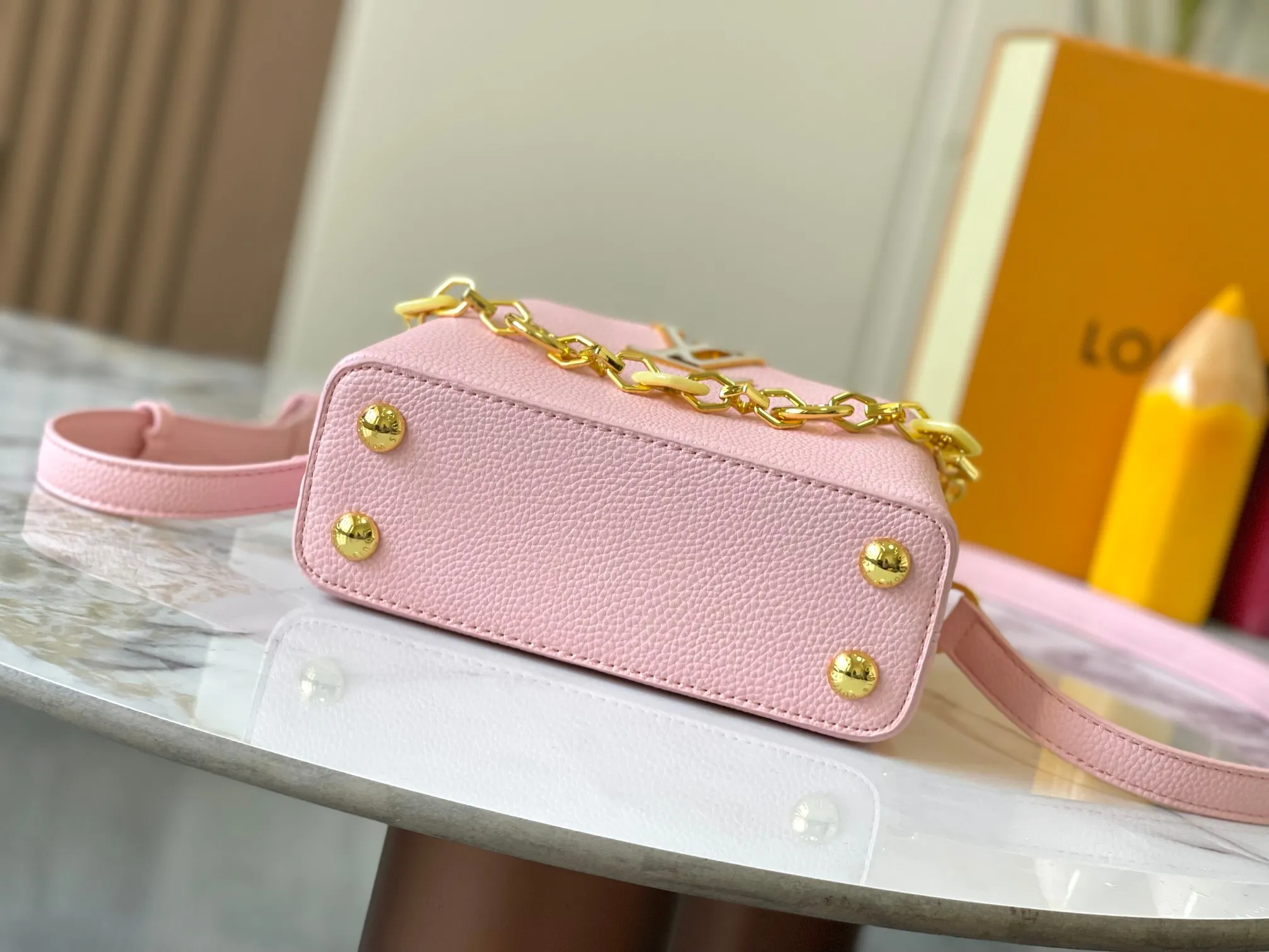 p460 [Guangzhou top quality original] M14970 pink Capucines mini series is named after the Paris street where Louis Vuitton first opened its store in 1854. This time it is added to the Harmony series through a mini version design. Taurillon cow leather creates a classic structure, and the decorative chain gives the Monogram floral jewelry texture. There is plenty of space to store daily necessities such as short wallets, keys, and lipstick. Size:21×14×8cm
